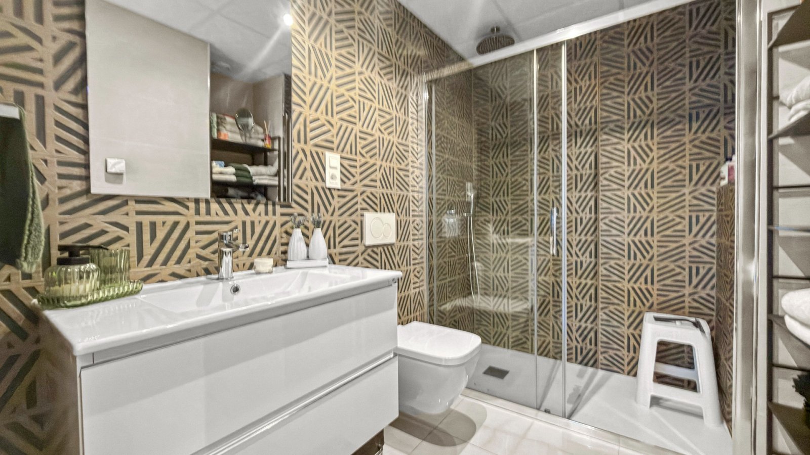  Erleben Sie exklusives Wohnen an der Küste in dieser hochwertigen 3-Schlafzimmer- und 2-Badezimmer-Wohnung in bester Lage nahe dem Meer und allen Ann