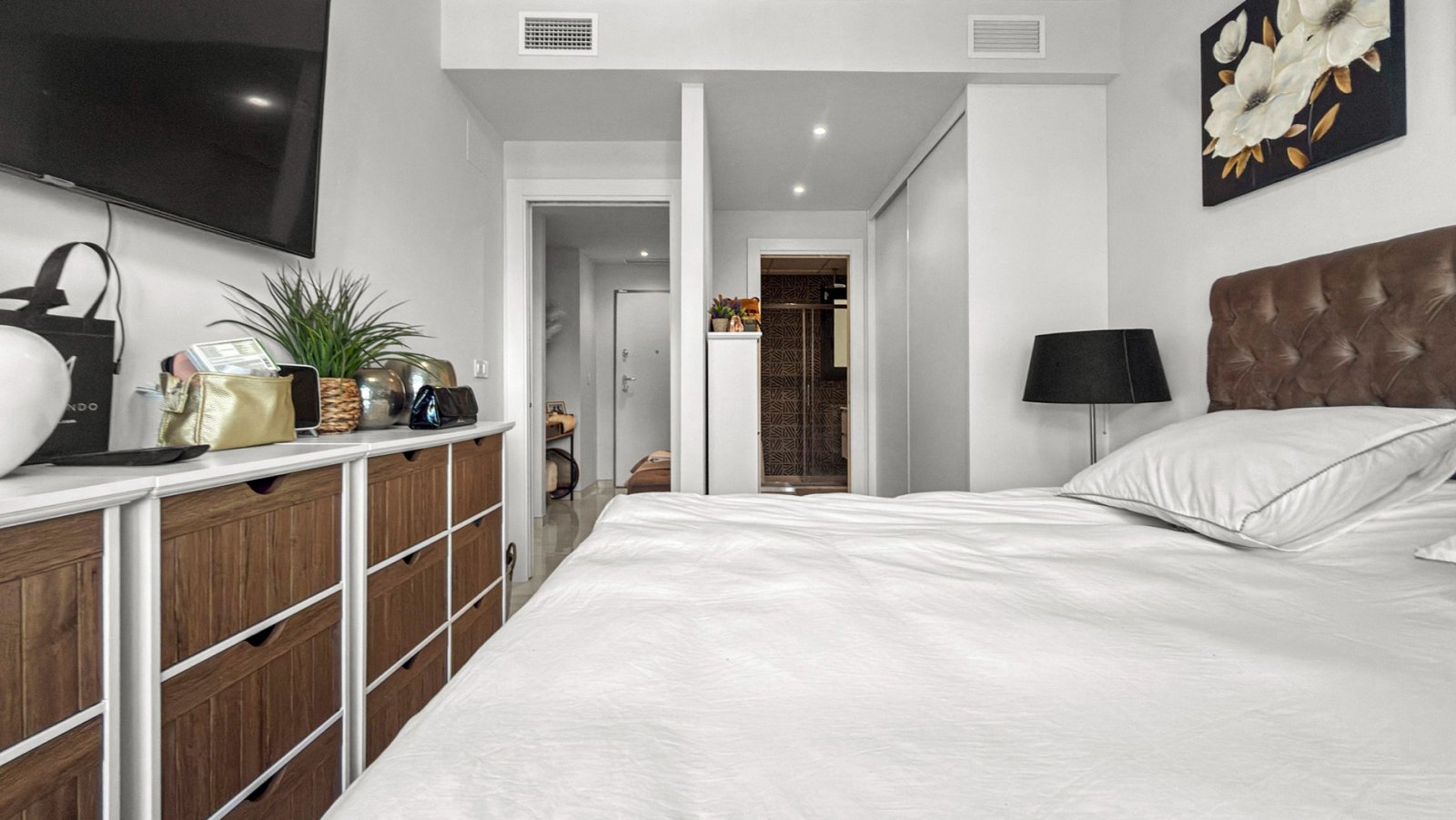  Erleben Sie exklusives Wohnen an der Küste in dieser hochwertigen 3-Schlafzimmer- und 2-Badezimmer-Wohnung in bester Lage nahe dem Meer und allen Ann