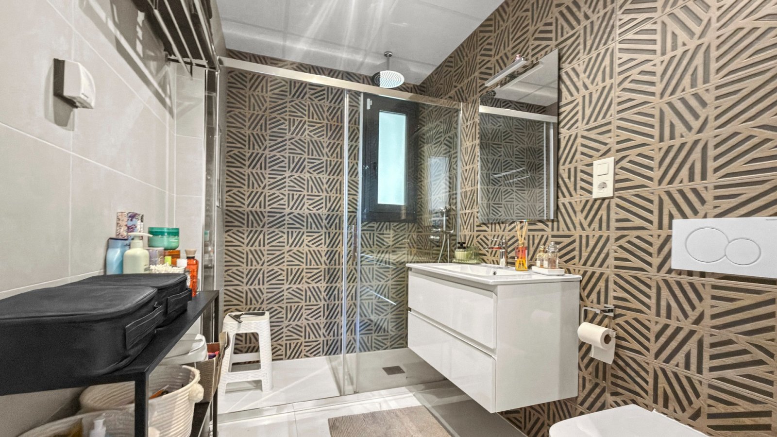  Erleben Sie exklusives Wohnen an der Küste in dieser hochwertigen 3-Schlafzimmer- und 2-Badezimmer-Wohnung in bester Lage nahe dem Meer und allen Ann