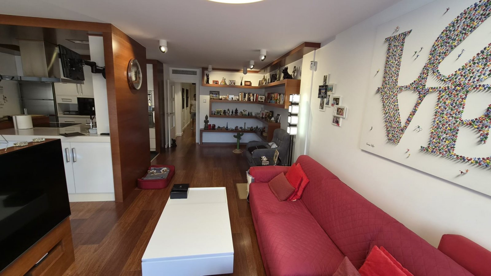 Spektakuläre Luxuswohnung mit 4 Schlafzimmern, die in 3 geräumige Schlafzimmer mit Ankleidezimmern umgewandelt wurden.

Di
