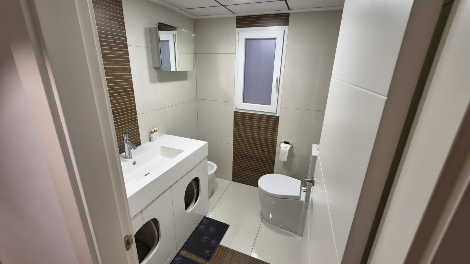 Spektakuläre Luxuswohnung mit 4 Schlafzimmern, die in 3 geräumige Schlafzimmer mit Ankleidezimmern umgewandelt wurden.

Di