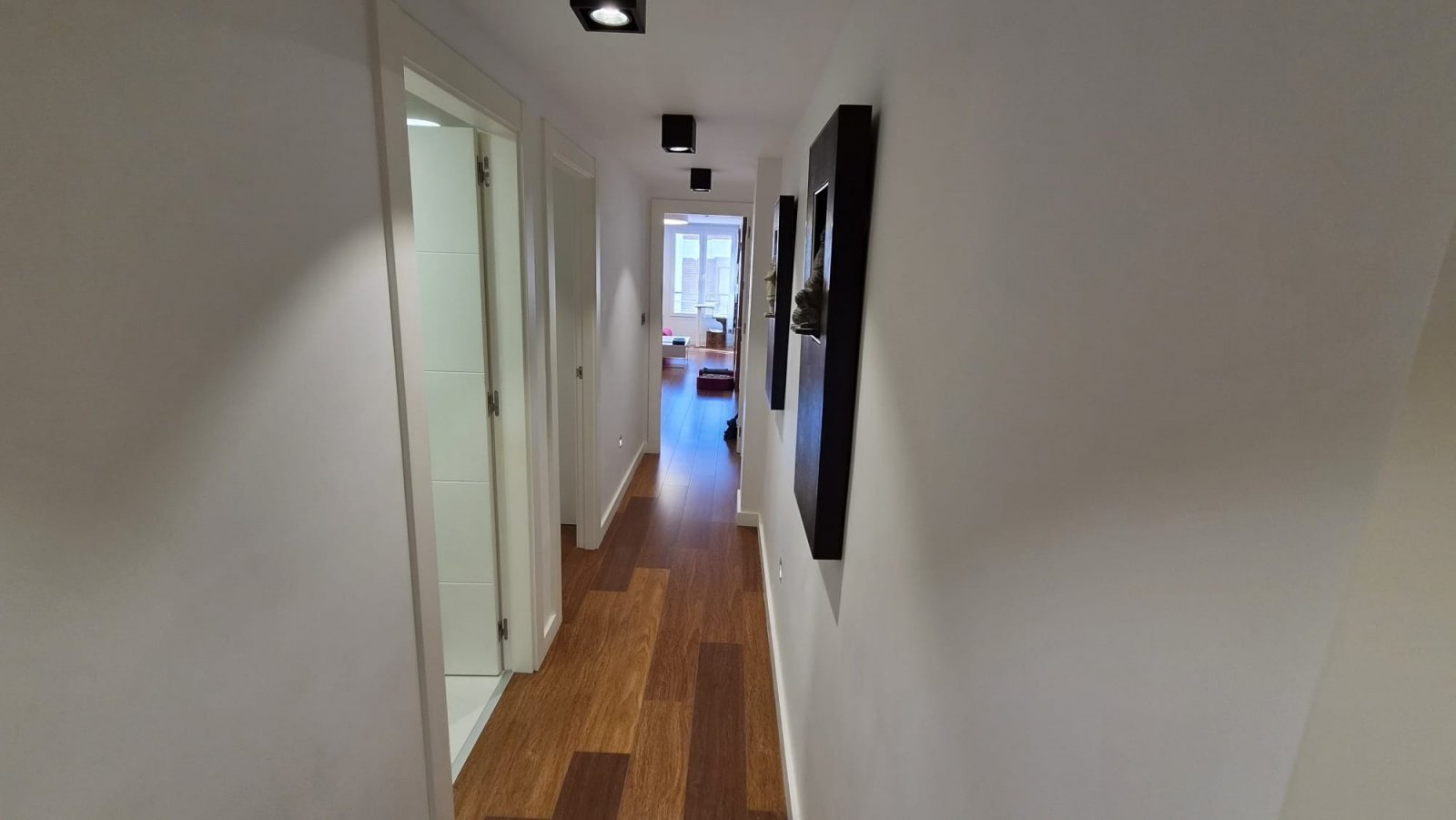 Spektakuläre Luxuswohnung mit 4 Schlafzimmern, die in 3 geräumige Schlafzimmer mit Ankleidezimmern umgewandelt wurden.

Di