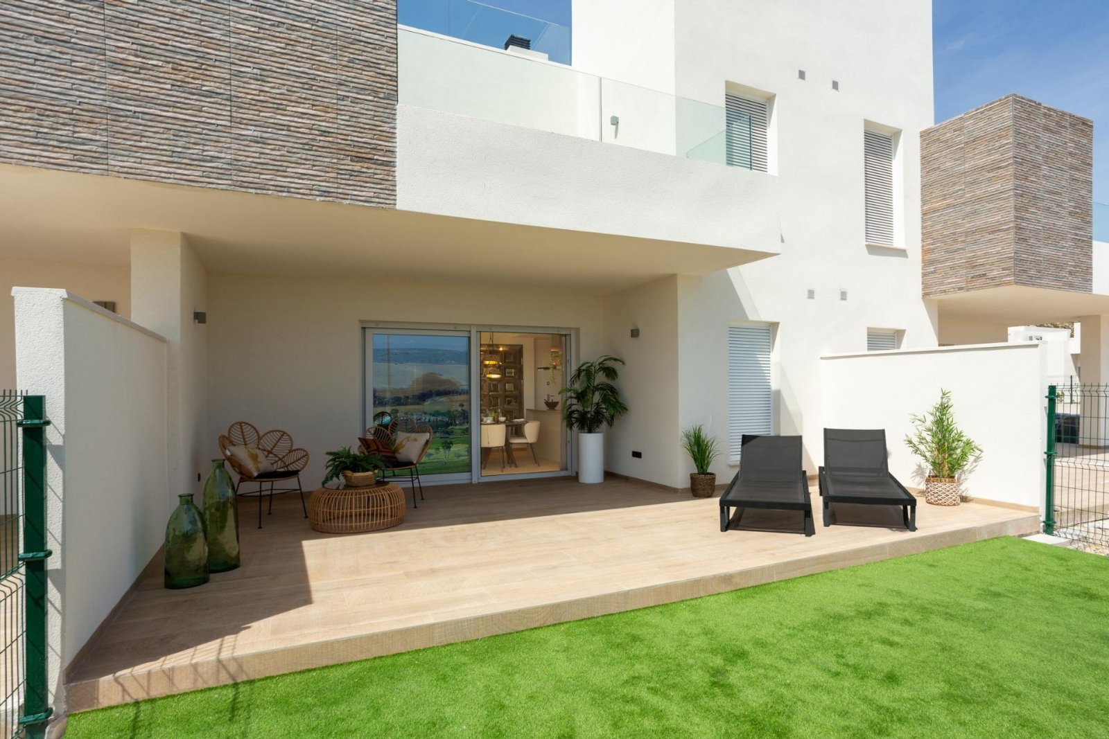  In der prestigeträchtigen Umgebung von La Finca Golf gelegen, bietet dieses Bungalow-Ensemble ein außergewöhnliches Wohnerlebnis. Mit nur vier verfüg