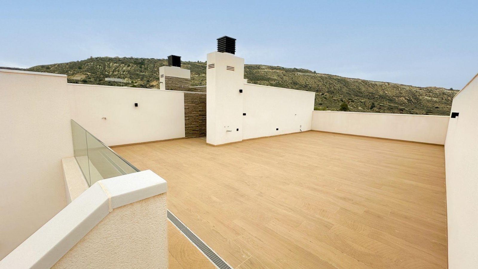  In der prestigeträchtigen Umgebung von La Finca Golf gelegen, bietet dieses Bungalow-Ensemble ein außergewöhnliches Wohnerlebnis. Mit nur vier verfüg