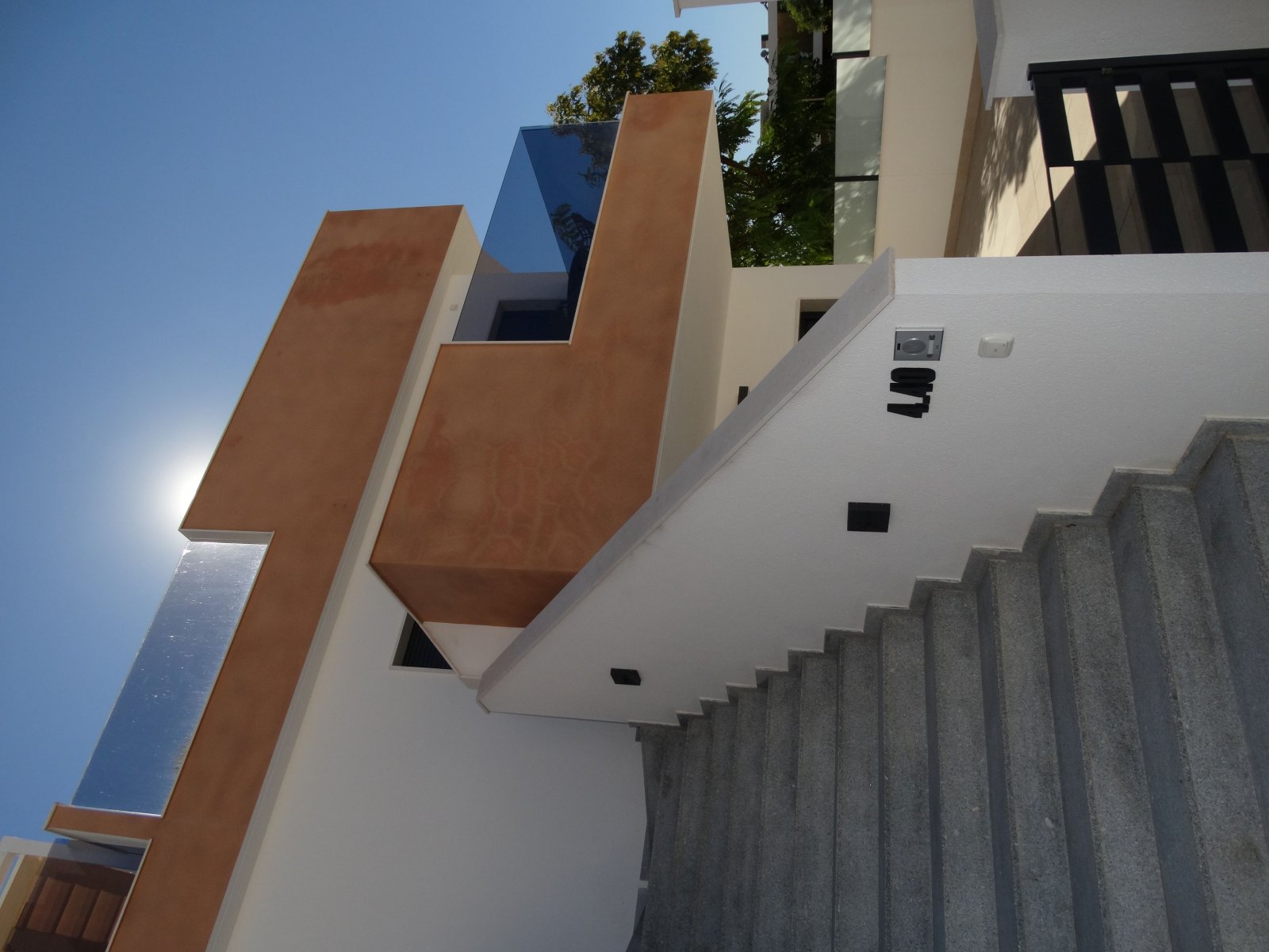 Im charmanten Ort Pilar de la Horadada gelegen, bietet dieser exklusive Bungalow eine einzigartige Gelegenheit, das Leben an der Costa Blanca zu geni