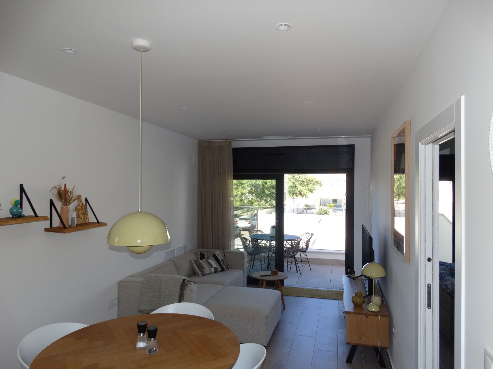 Im charmanten Ort Pilar de la Horadada gelegen, bietet dieser exklusive Bungalow eine einzigartige Gelegenheit, das Leben an der Costa Blanca zu geni