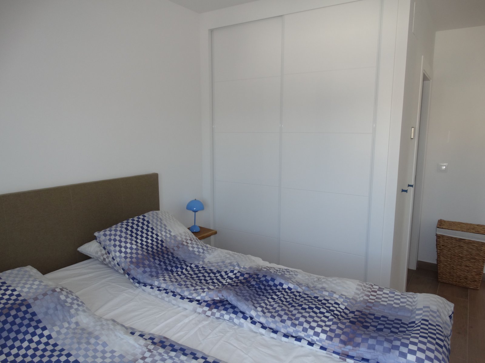 Im charmanten Ort Pilar de la Horadada gelegen, bietet dieser exklusive Bungalow eine einzigartige Gelegenheit, das Leben an der Costa Blanca zu geni