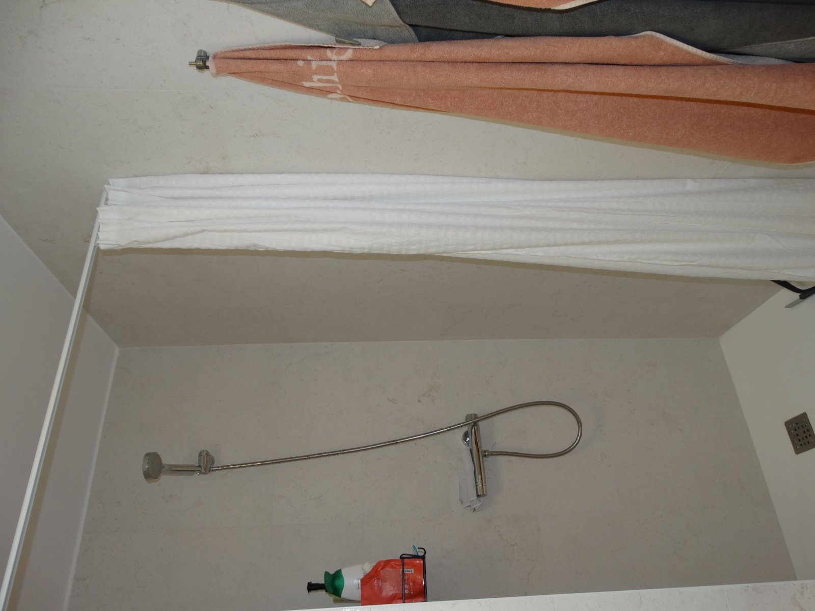 Im charmanten Ort Pilar de la Horadada gelegen, bietet dieser exklusive Bungalow eine einzigartige Gelegenheit, das Leben an der Costa Blanca zu geni