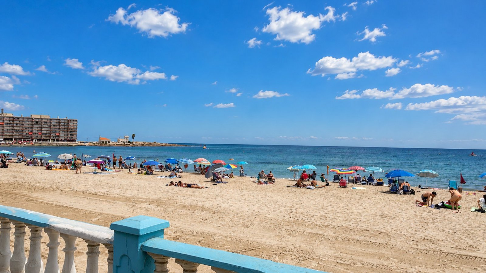 

Entdecken Sie diese helle, renovierte Wohnung im ersten Stock, gelegen in einer der gefragtesten Gegenden von Torrevieja