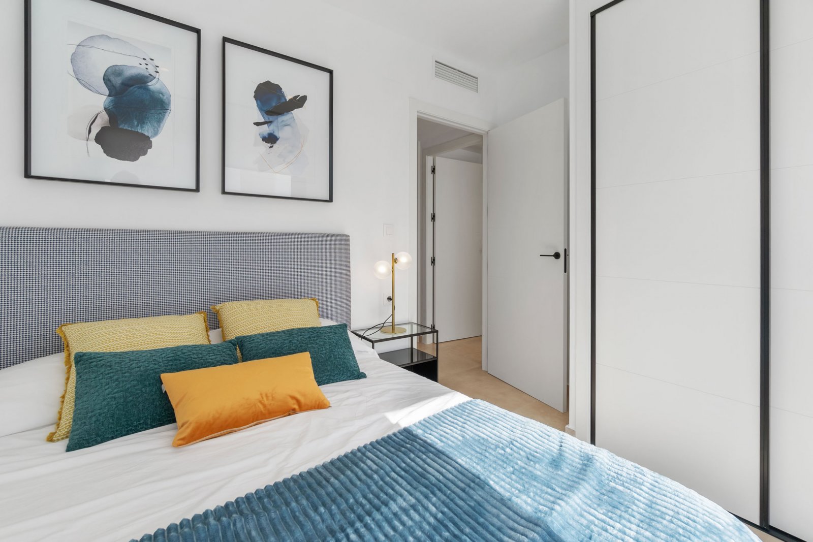  In der charmanten Stadt Torrevieja gelegen, bietet dieser Wohnkomplex eine Auswahl von 34 High-Bungalow- und Low-Bungalow-Immobilien. Diese Wohnungen