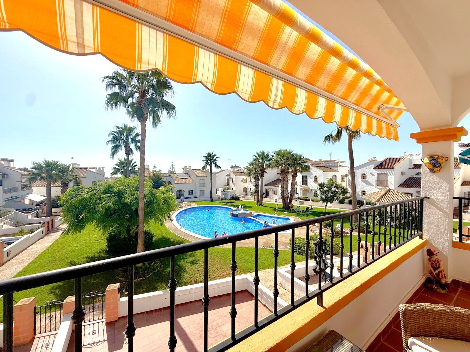   This apartment has lovely views over the communal pool and garden area along with views down to the sea from its south facing balcony and roof terra