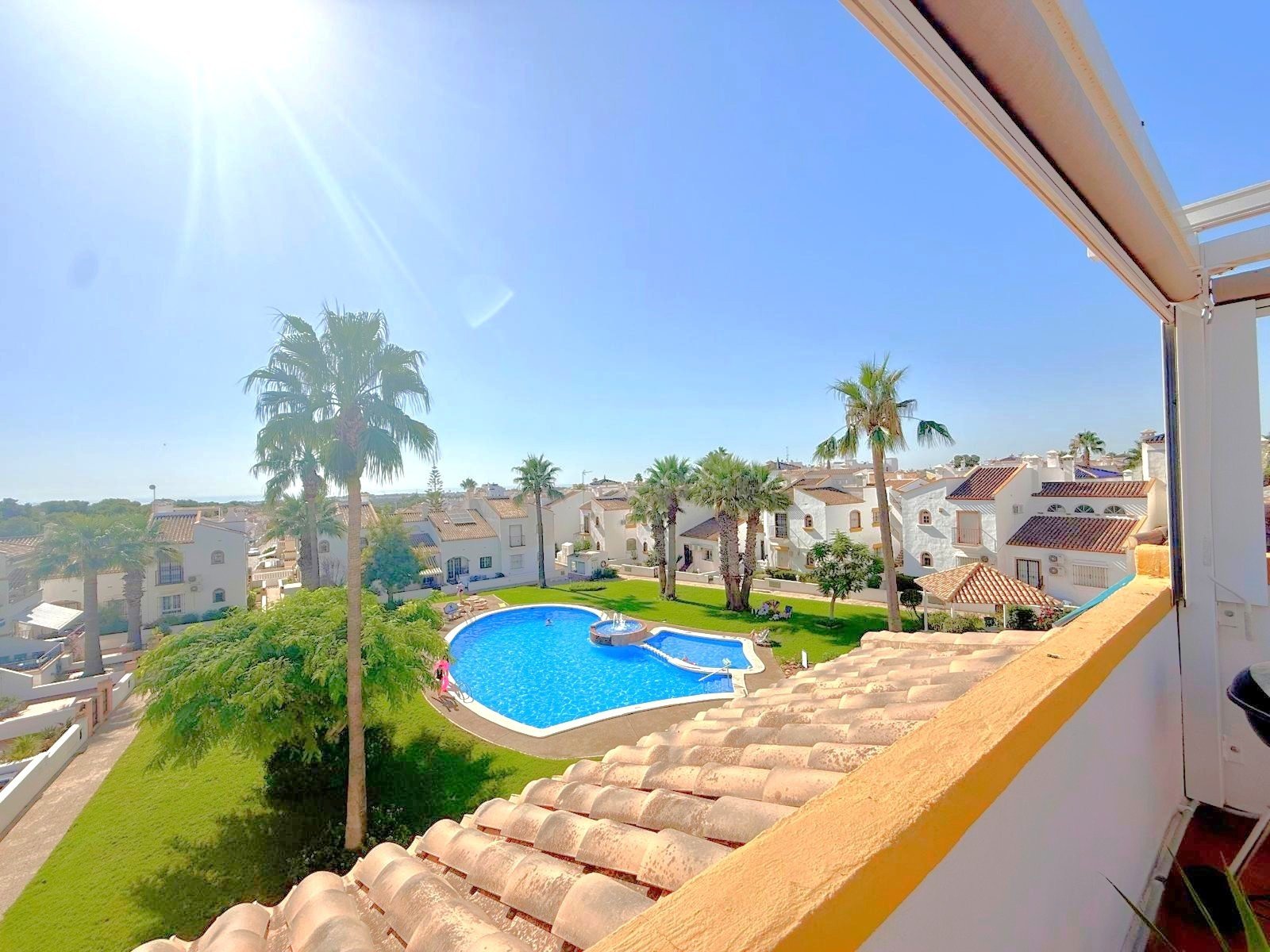  This apartment has lovely views over the communal pool and garden area along with views down to the sea from its south facing balcony and roof terra