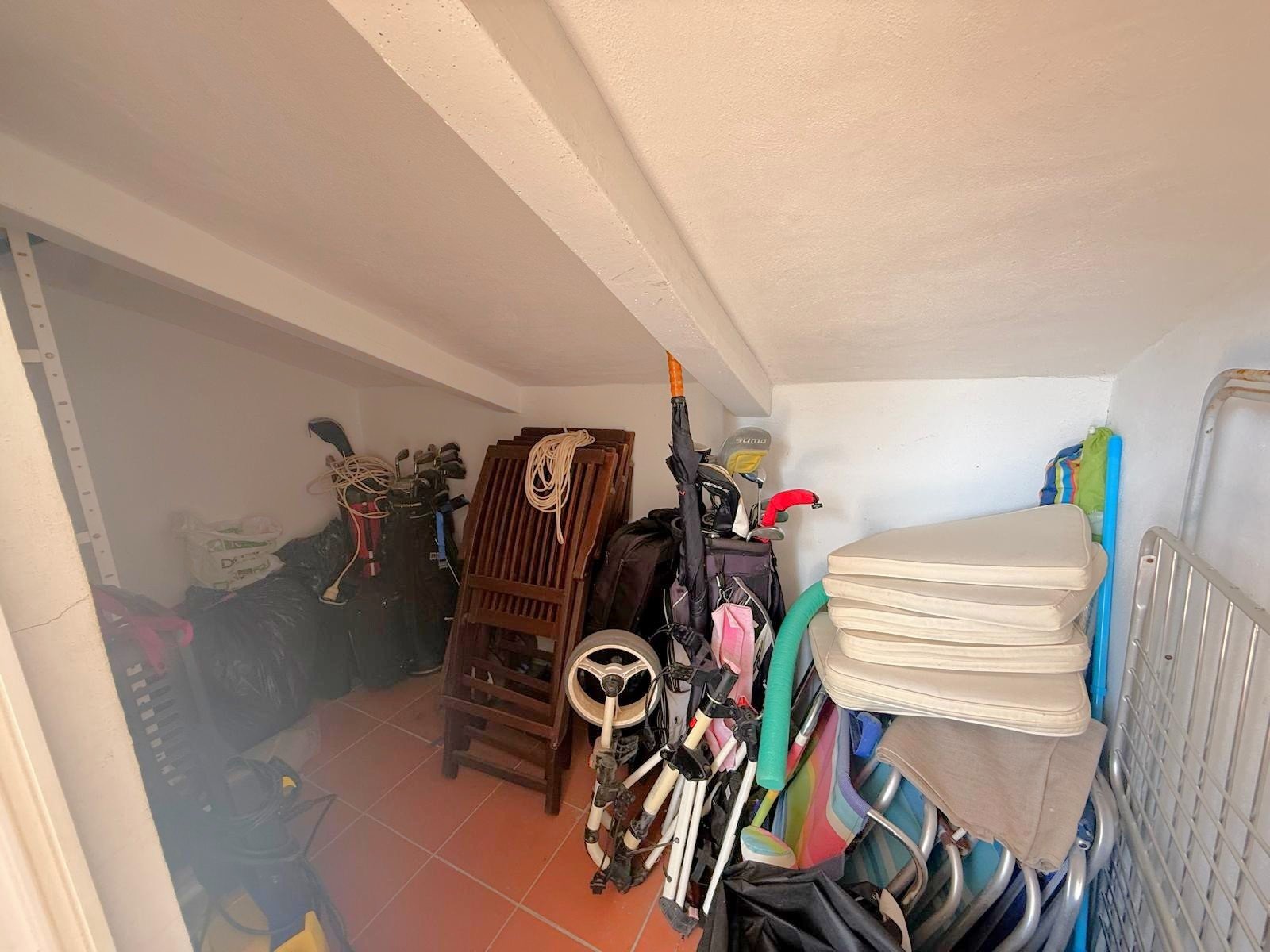   This apartment has lovely views over the communal pool and garden area along with views down to the sea from its south facing balcony and roof terra
