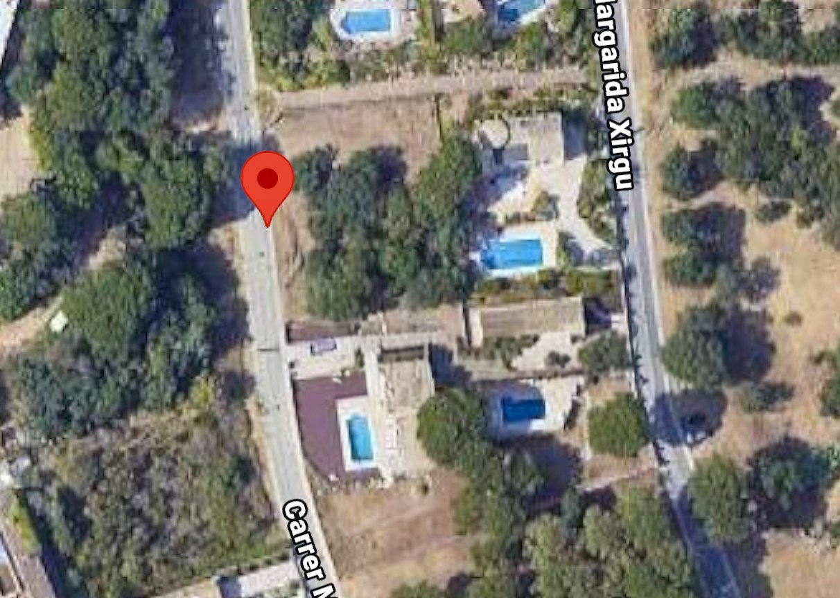 Einige Immobilien beginnen mit einem Haus. Diese hier beginnt mit der Freiheit, Ihr eigenes zu schaffen. Das Grundstück befindet sich in einem kon