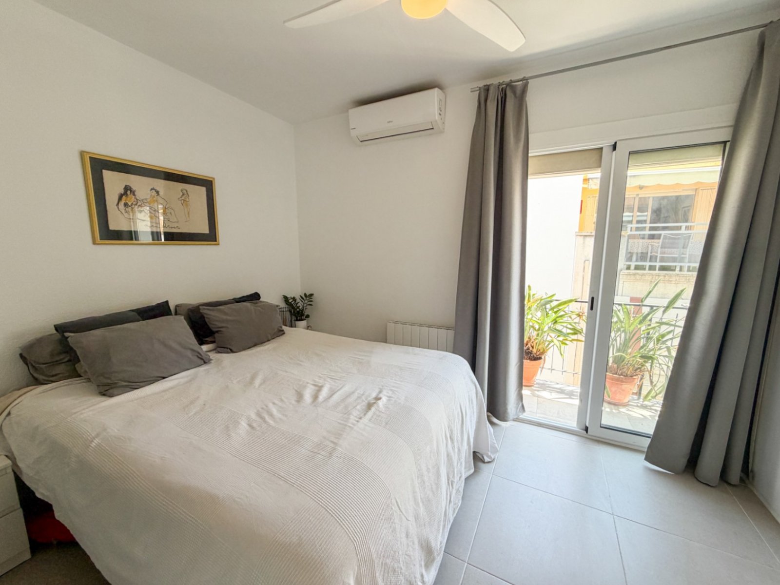 Suchen Sie ein Zuhause mitten im Zentrum, aber ohne Lärm? Diese wunderschön renovierte Wohnung bietet das Beste aus beiden Welten. Mit 79 m² Baufl