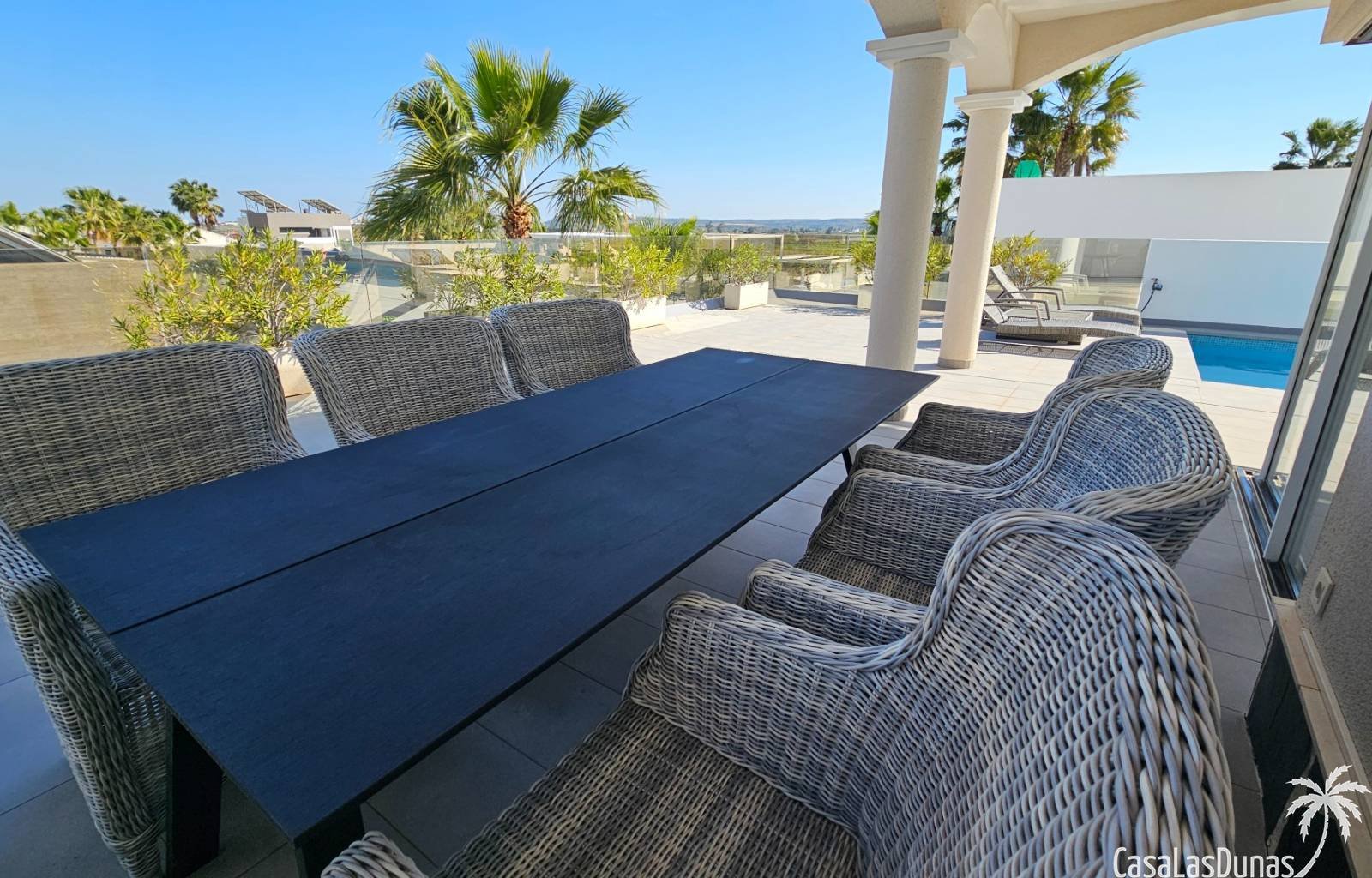 Die Villa Kiro ist ein luxuriöses Refugium im malerischen Dorf La Marina an der spanischen Costa. Diese prächtige Villa erstreckt sich über drei Etag