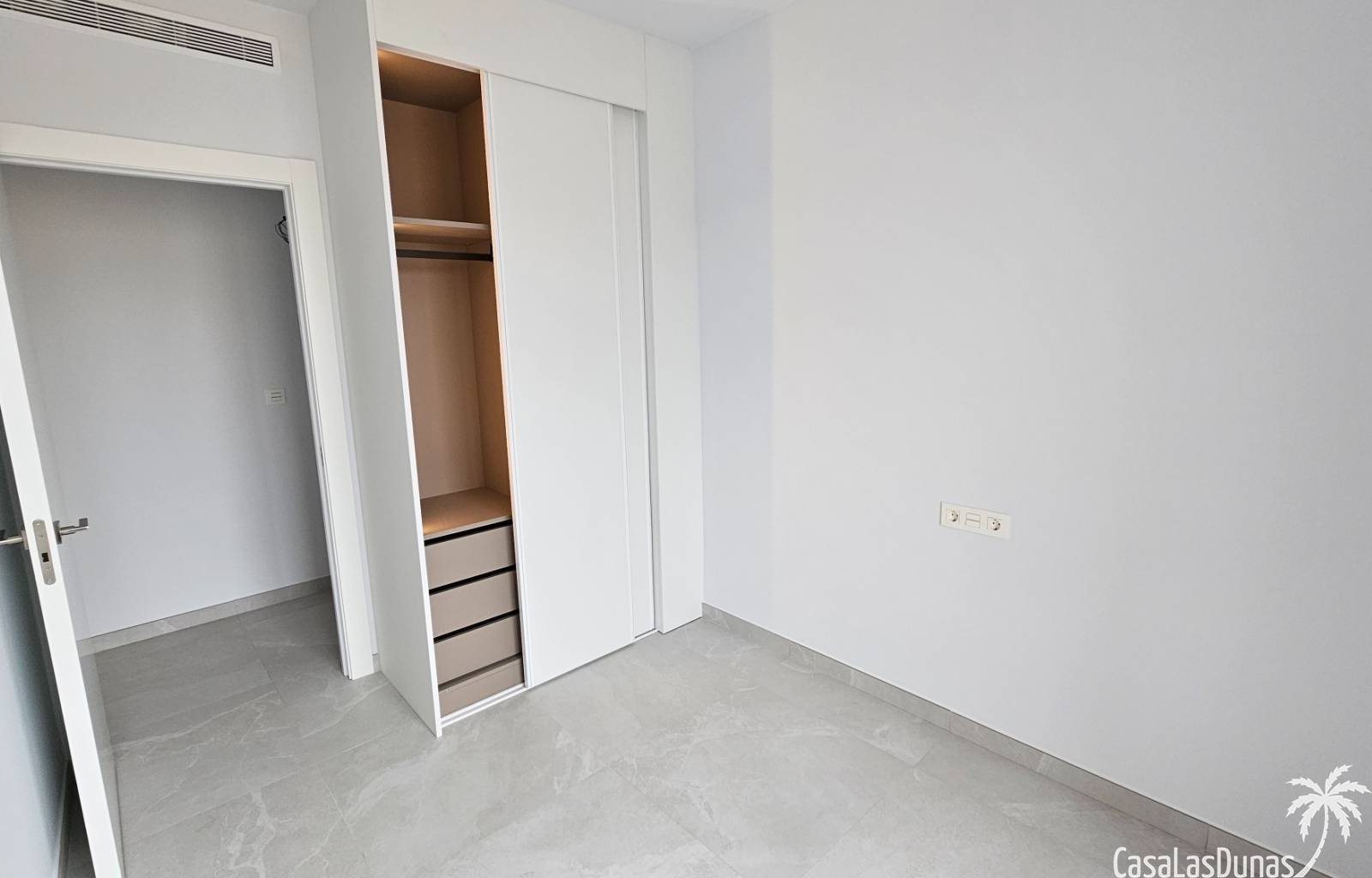 Diese wunderschöne Wohnung, nur wenige Gehminuten vom Sandstrand von Torrevieja entfernt, ist brandneu und wurde noch nie genutzt! Das Haus wurde im