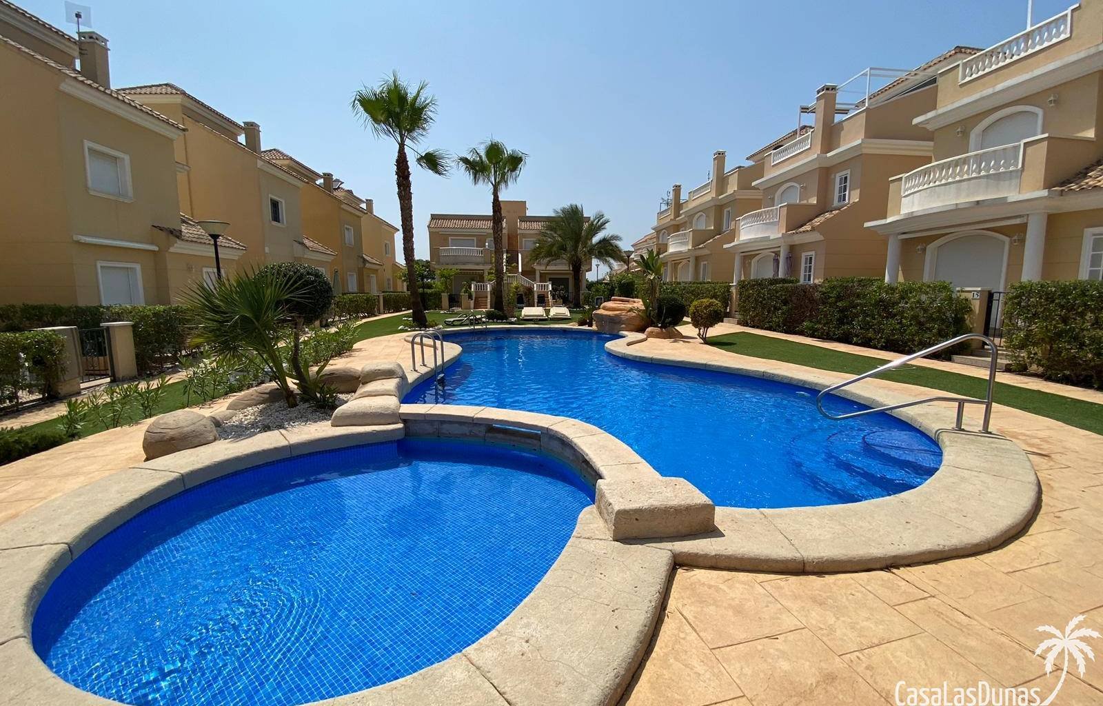 Genießen Sie einen erholsamen Aufenthalt unter der spanischen Sonne in diesem modernen und geräumigen Haus in der begehrten Wohngegend La Marina in S