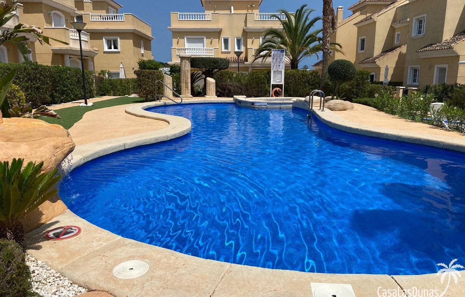 Genießen Sie einen erholsamen Aufenthalt unter der spanischen Sonne in diesem modernen und geräumigen Haus in der begehrten Wohngegend La Marina in S