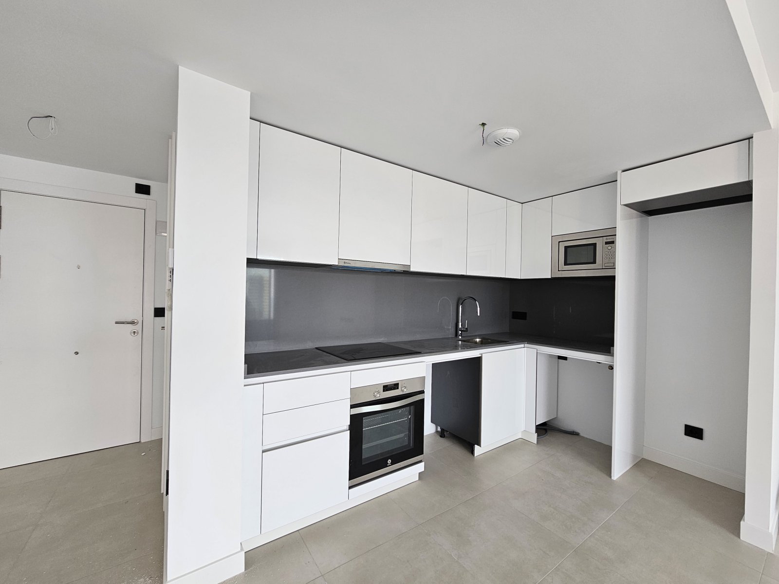In der charmanten Stadt Calpe gelegen, bietet dieses exklusive Penthouse-Ensemble ein einzigartiges Wohnerlebnis mit beeindruckendem Meerblick. Mit n