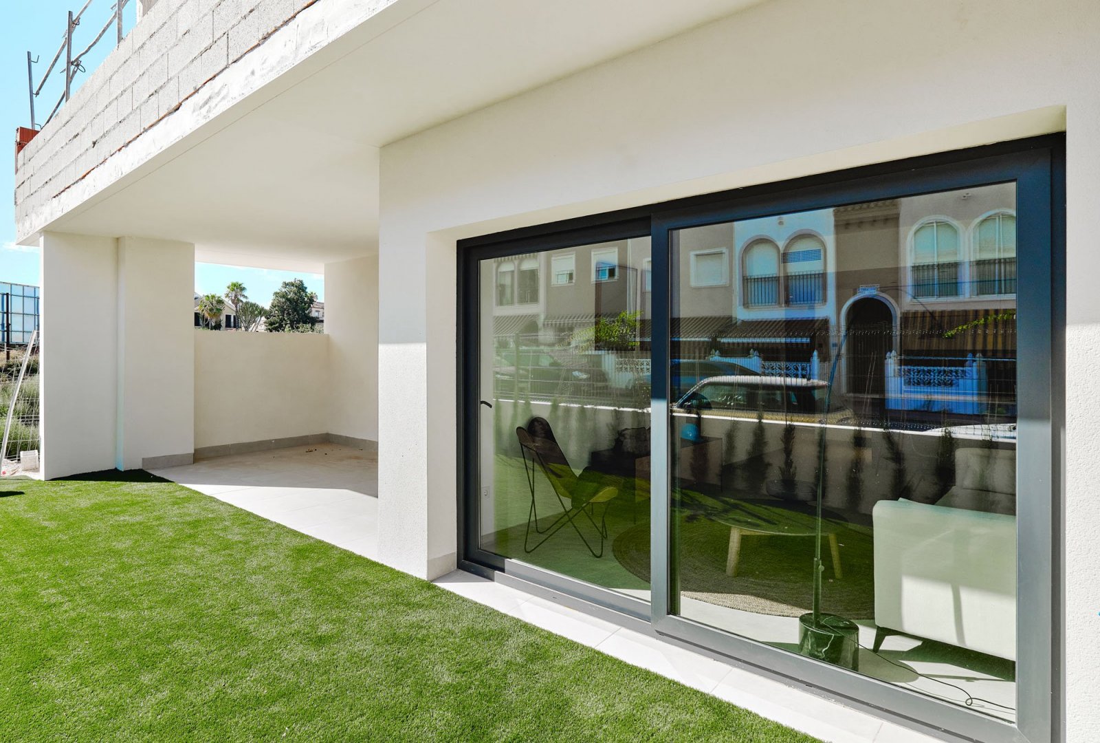 In der charmanten Stadt Torrevieja gelegen, bietet diese Wohnanlage eine Auswahl von 55 Bungalows, die darauf ausgelegt sind, die Bedürfnisse derjeni
