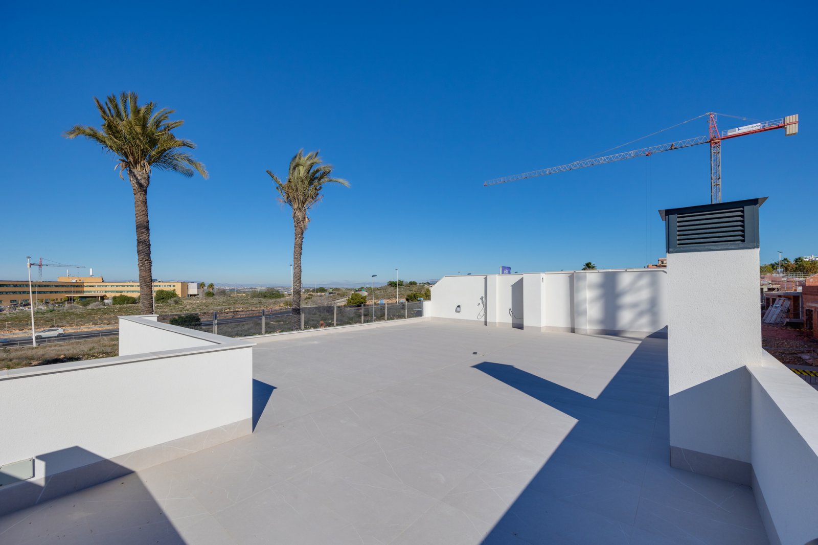 In der schönen Stadt Torrevieja gelegen, bietet diese exklusive Sammlung von 16 freistehenden Häusern eine ideale Umgebung für diejenigen, die ein Zu