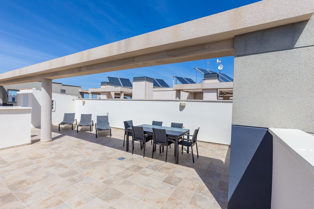Erleben Sie luxuriöses Leben an der Küste in diesem atemberaubenden Penthouse-Wohnung zum Verkauf in der begehrten Gegend von Villamartin. Eigentlich