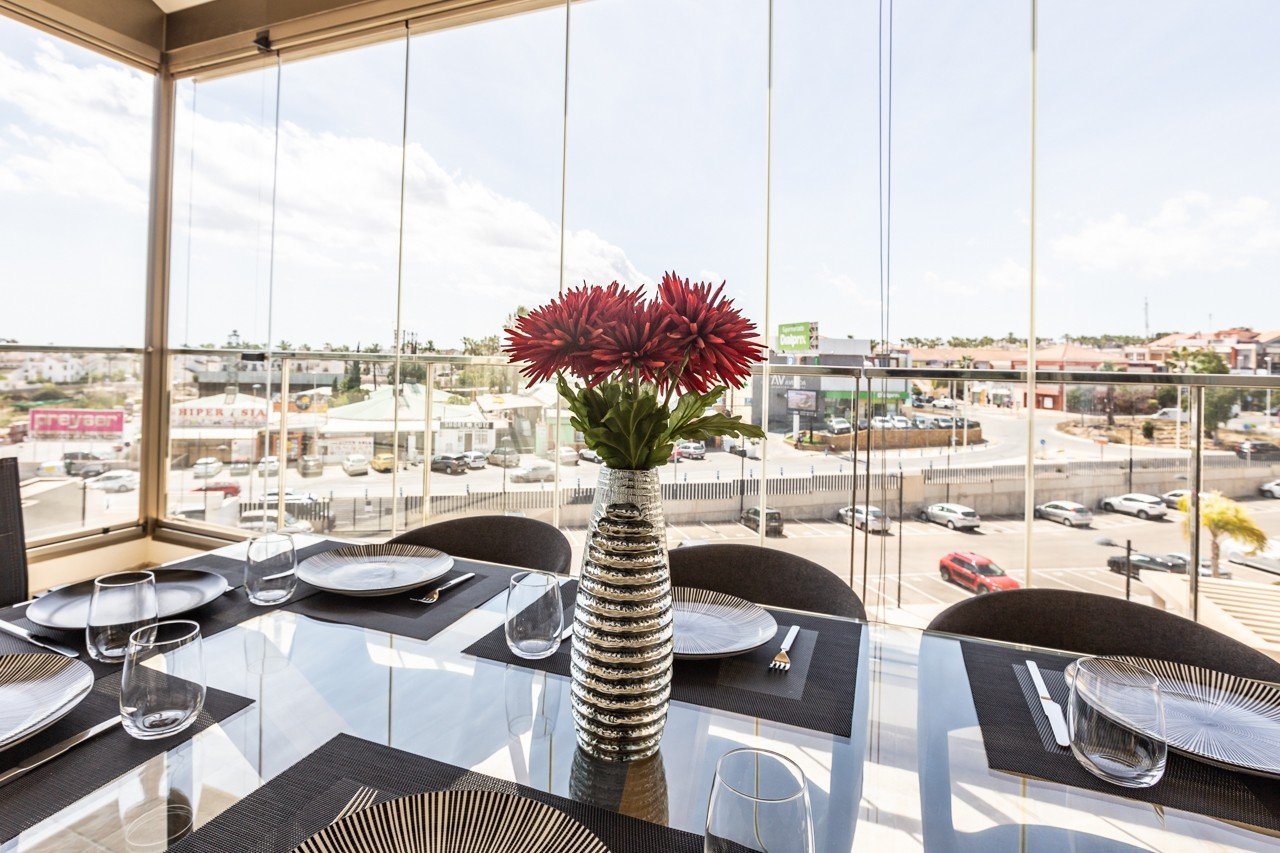 Erleben Sie luxuriöses Leben an der Küste in diesem atemberaubenden Penthouse-Wohnung zum Verkauf in der begehrten Gegend von Villamartin. Eigentlich