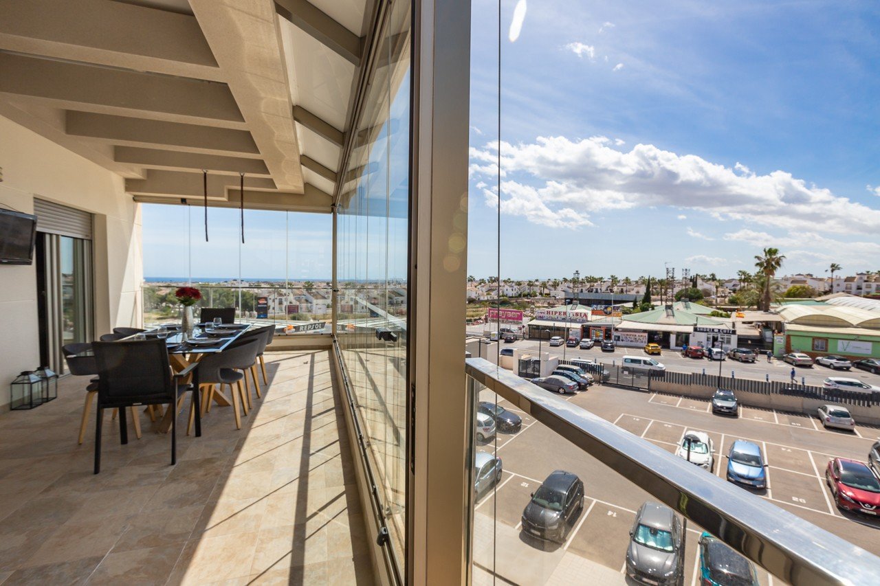 Erleben Sie luxuriöses Leben an der Küste in diesem atemberaubenden Penthouse-Wohnung zum Verkauf in der begehrten Gegend von Villamartin. Eigentlich