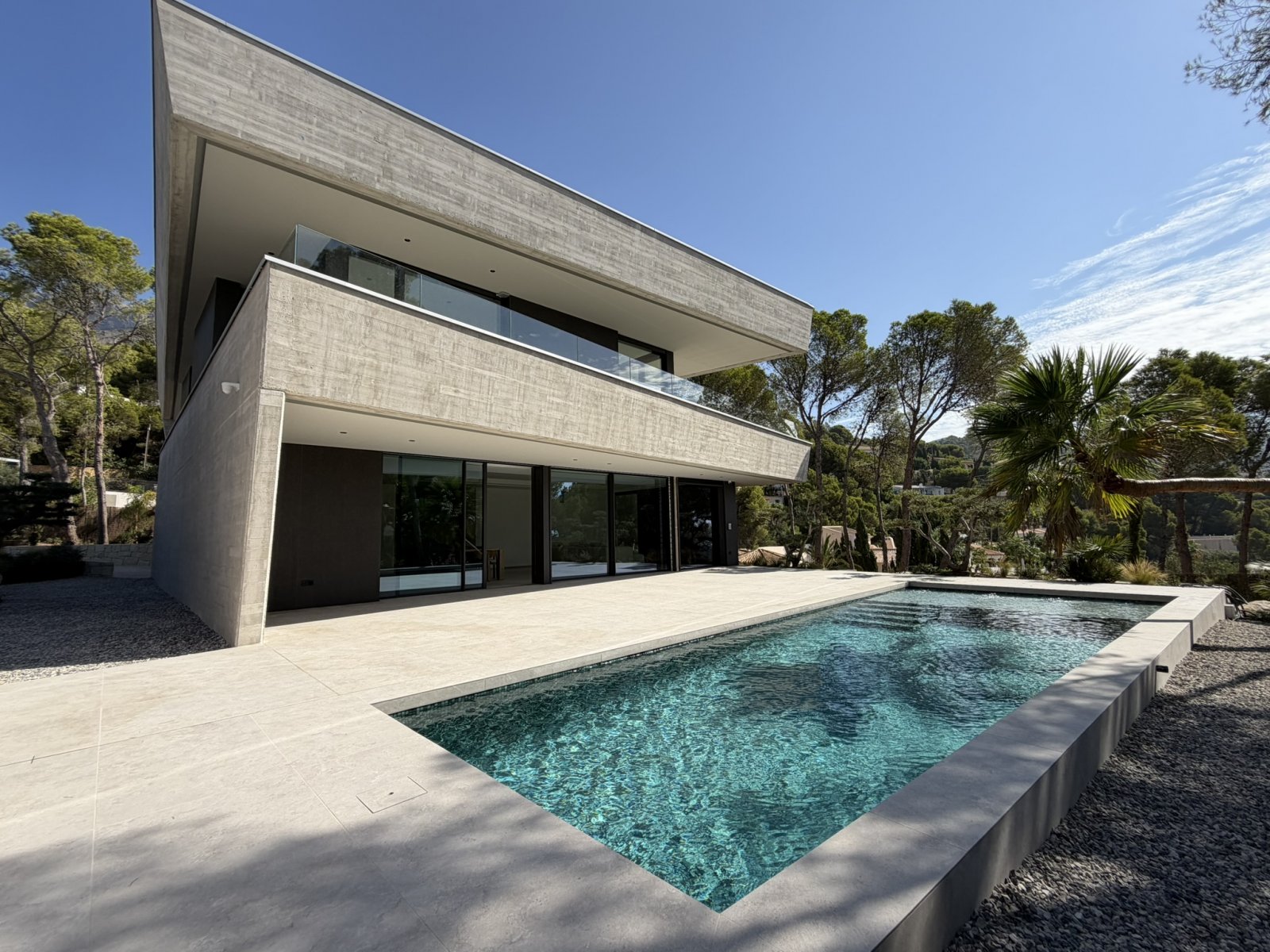 In der exklusiven Gegend von Altea gelegen, bietet diese Villa eine privilegierte Umgebung nur 2 km vom Meer entfernt. Mit einem Design, das Eleganz