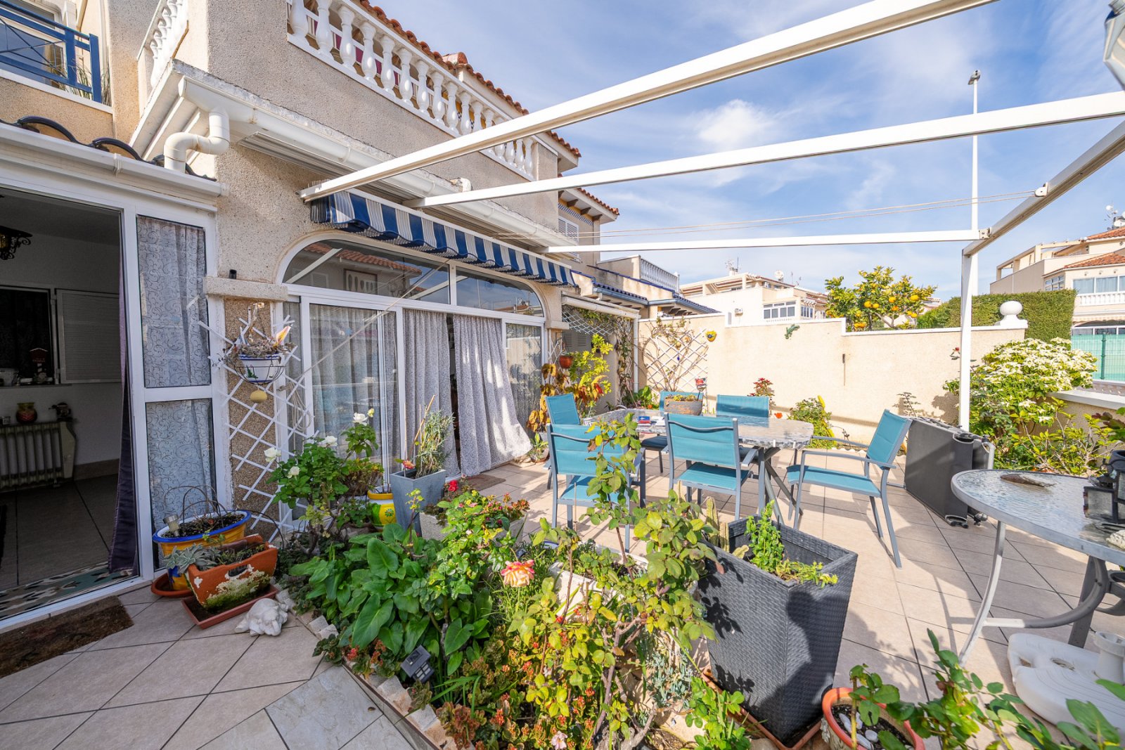 Charmante Erdgeschosswohnung in der beliebten Urbanisation Zenia Mar II in Playa Flamenca. Die Wohnung erstreckt sich über eine Etage, bietet eine Wo