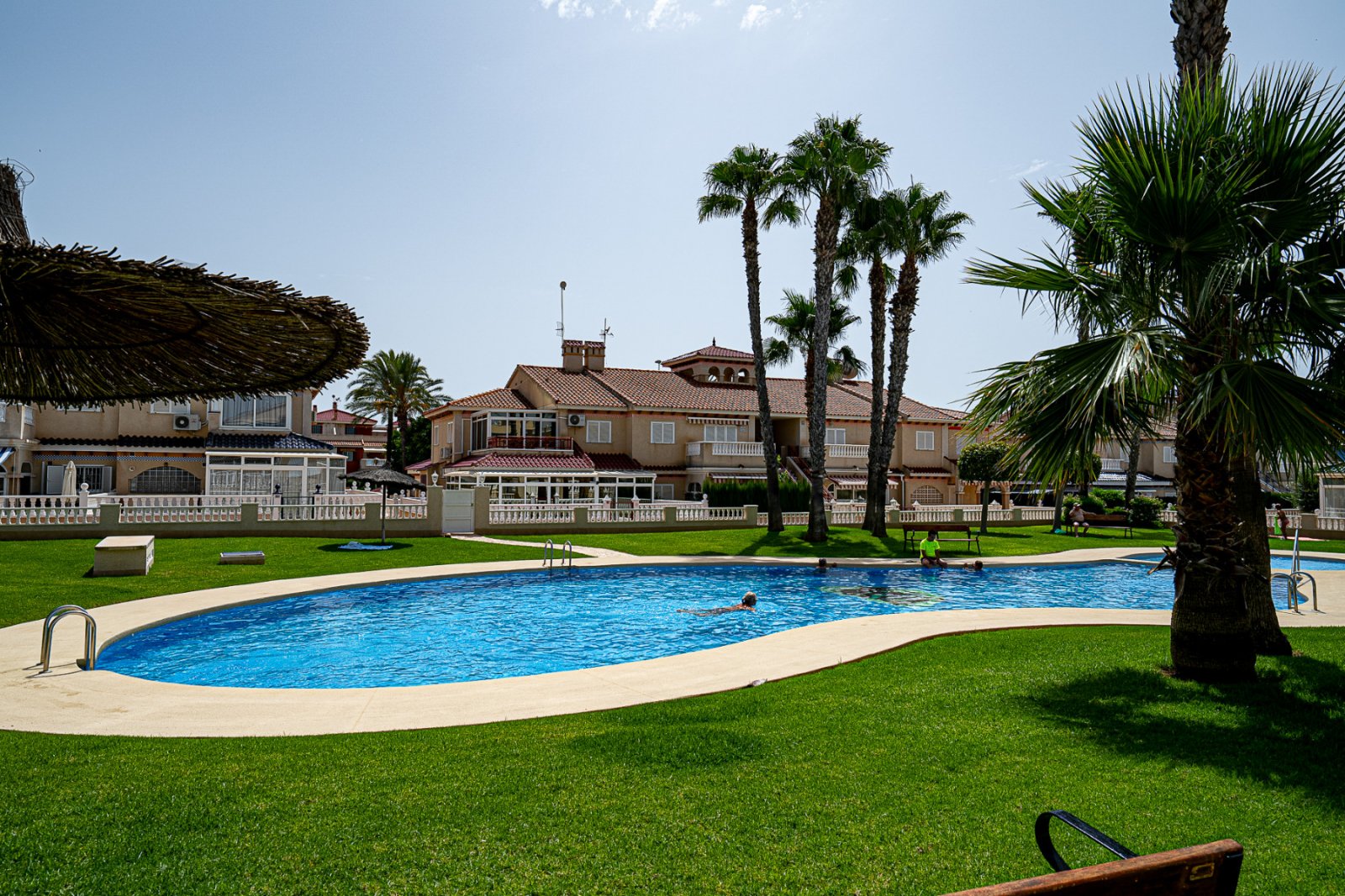 Charmante Erdgeschosswohnung in der beliebten Urbanisation Zenia Mar II in Playa Flamenca. Die Wohnung erstreckt sich über eine Etage, bietet eine Wo