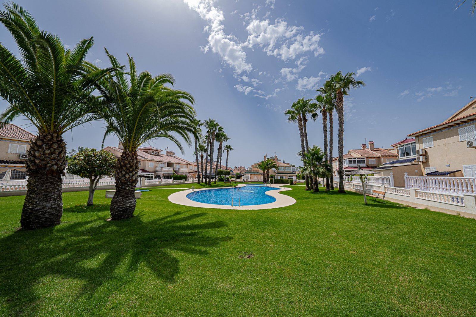 Charmante Erdgeschosswohnung in der beliebten Urbanisation Zenia Mar II in Playa Flamenca. Die Wohnung erstreckt sich über eine Etage, bietet eine Wo