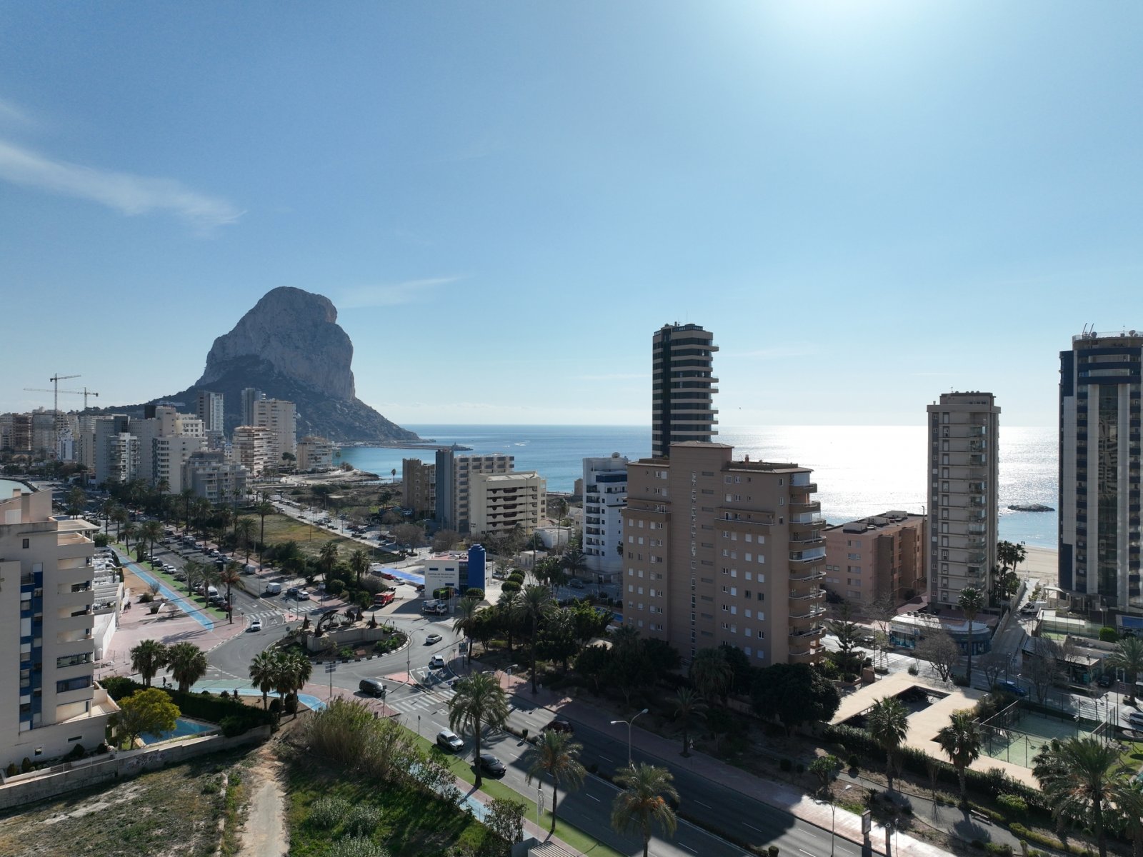 In der wunderschönen Stadt Calpe gelegen, bietet diese exklusive Wohnanlage eine Auswahl von 63 Immobilien, darunter Apartments und Penthäuser. Diese