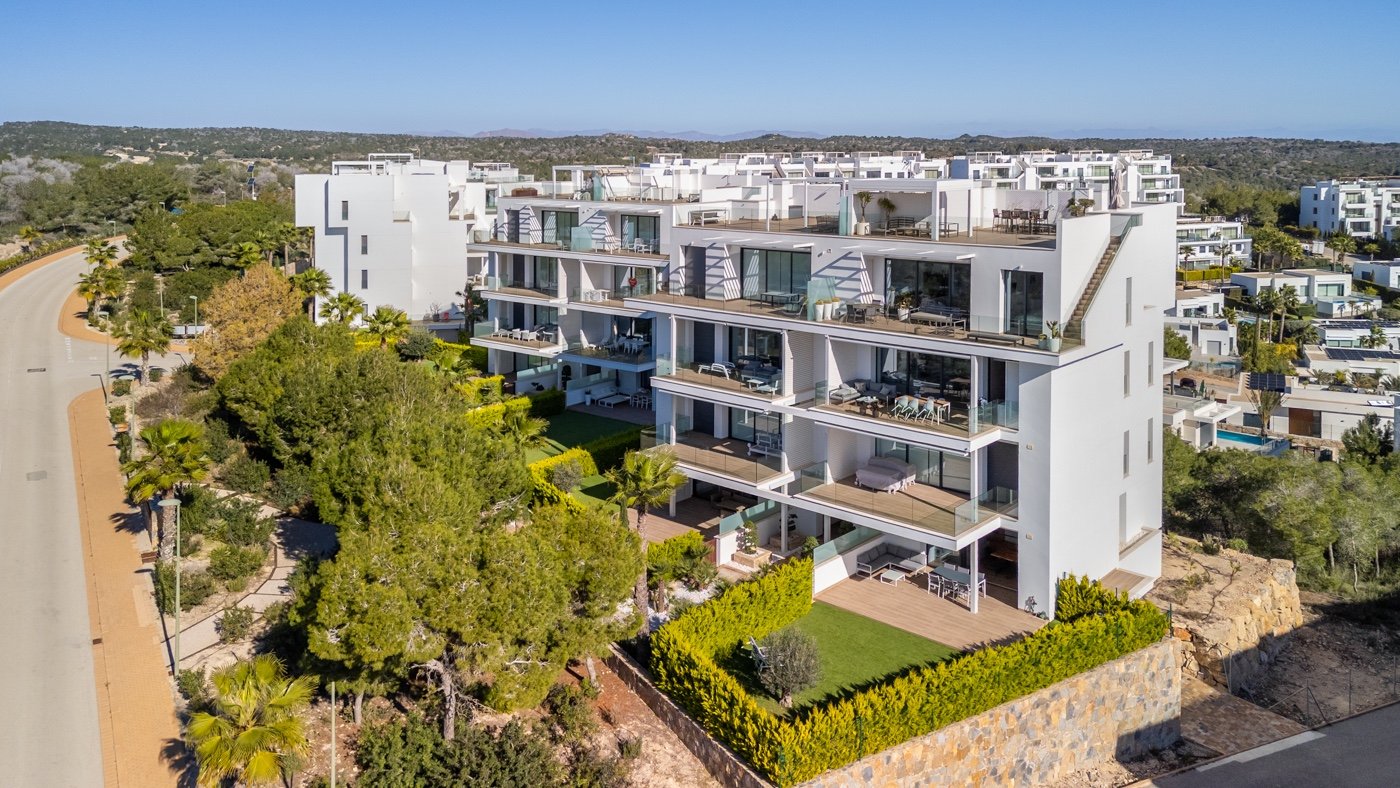 Erleben Sie mediterranes Wohnen der Extraklasse in diesem exklusiven Luxusapartment in der begehrten Wohnanlage Níspero innerhalb des Las Colinas Gol