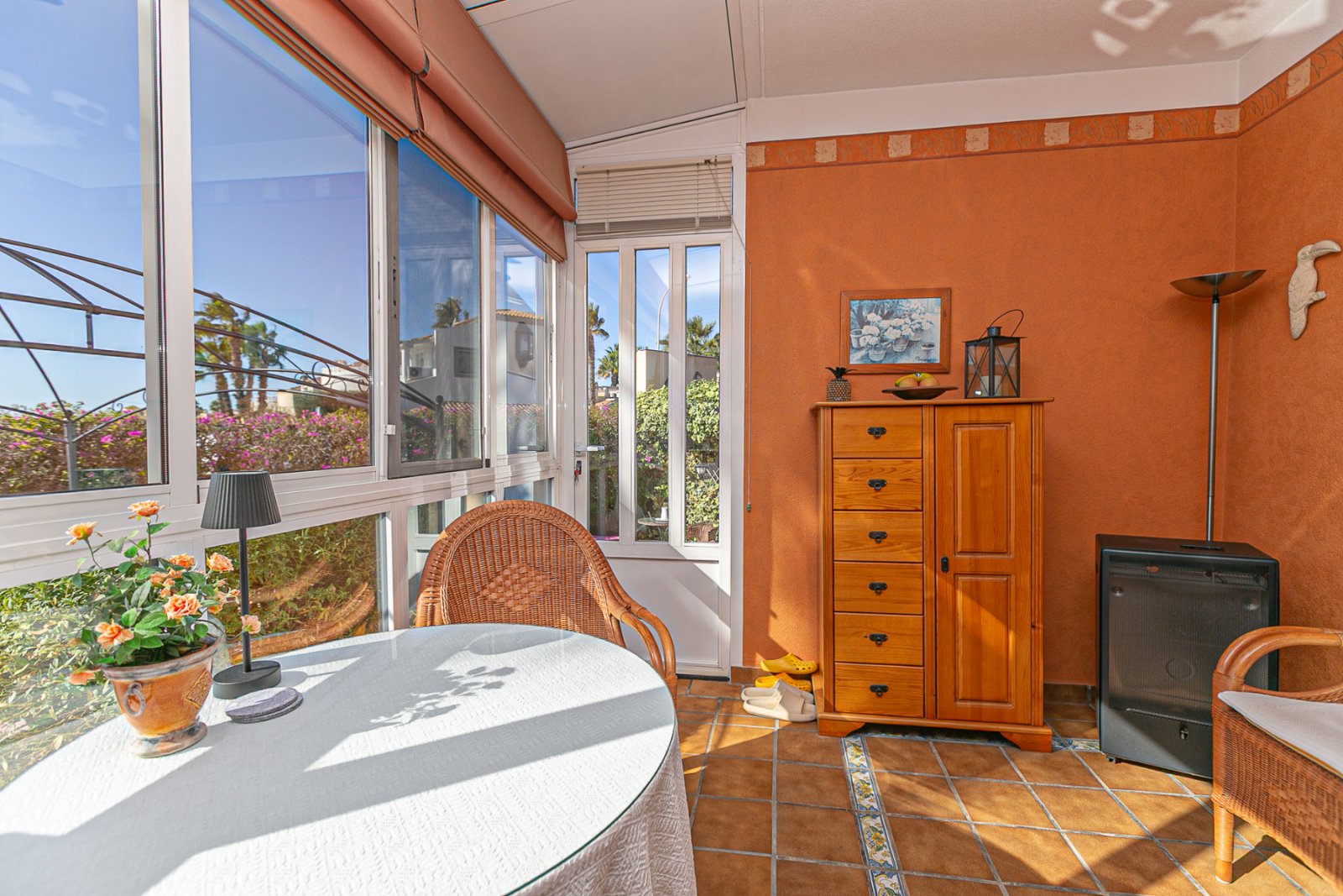 Entdecken Sie diesen charmanten Bungalow im Erdgeschoss, gelegen in einer der schönsten und charaktervollsten Wohnanlagen in Playa Flamenca. Eine typ