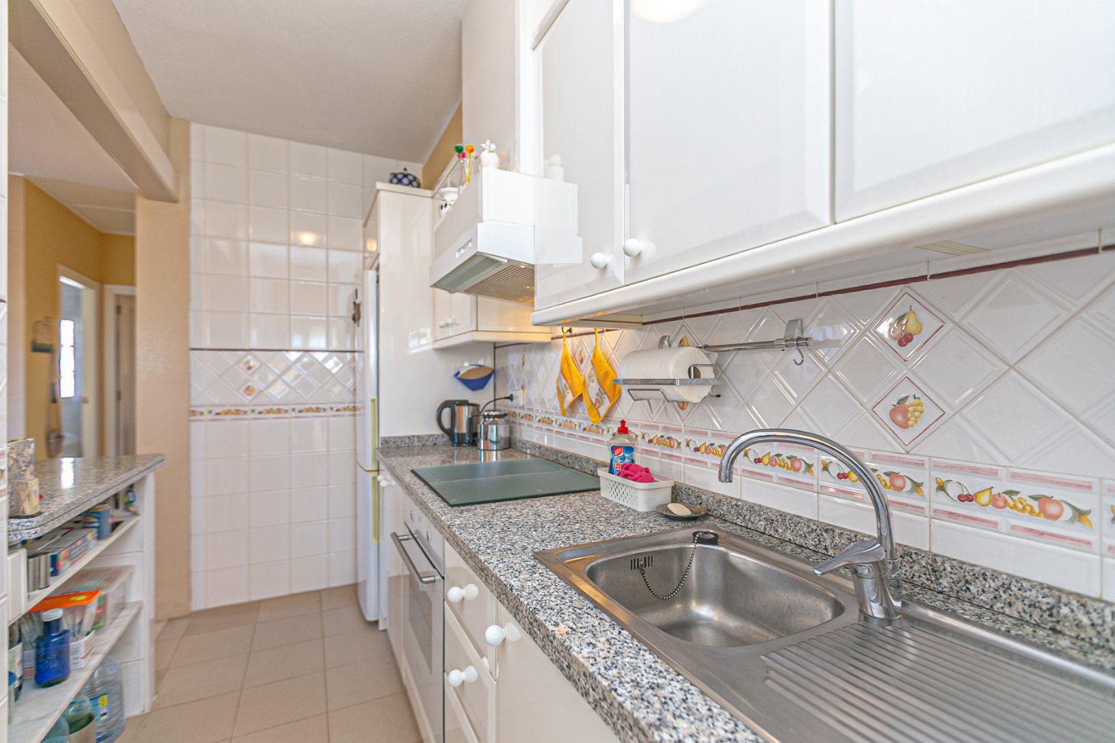 Entdecken Sie diesen charmanten Bungalow im Erdgeschoss, gelegen in einer der schönsten und charaktervollsten Wohnanlagen in Playa Flamenca. Eine typ