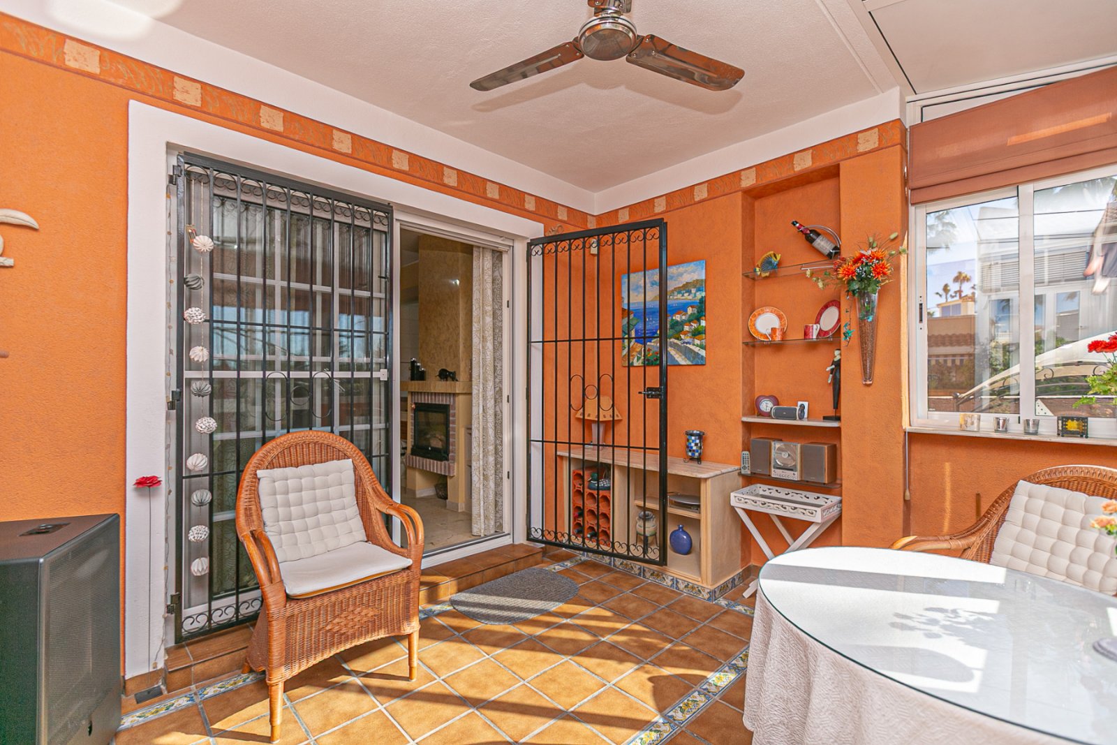 Entdecken Sie diesen charmanten Bungalow im Erdgeschoss, gelegen in einer der schönsten und charaktervollsten Wohnanlagen in Playa Flamenca. Eine typ