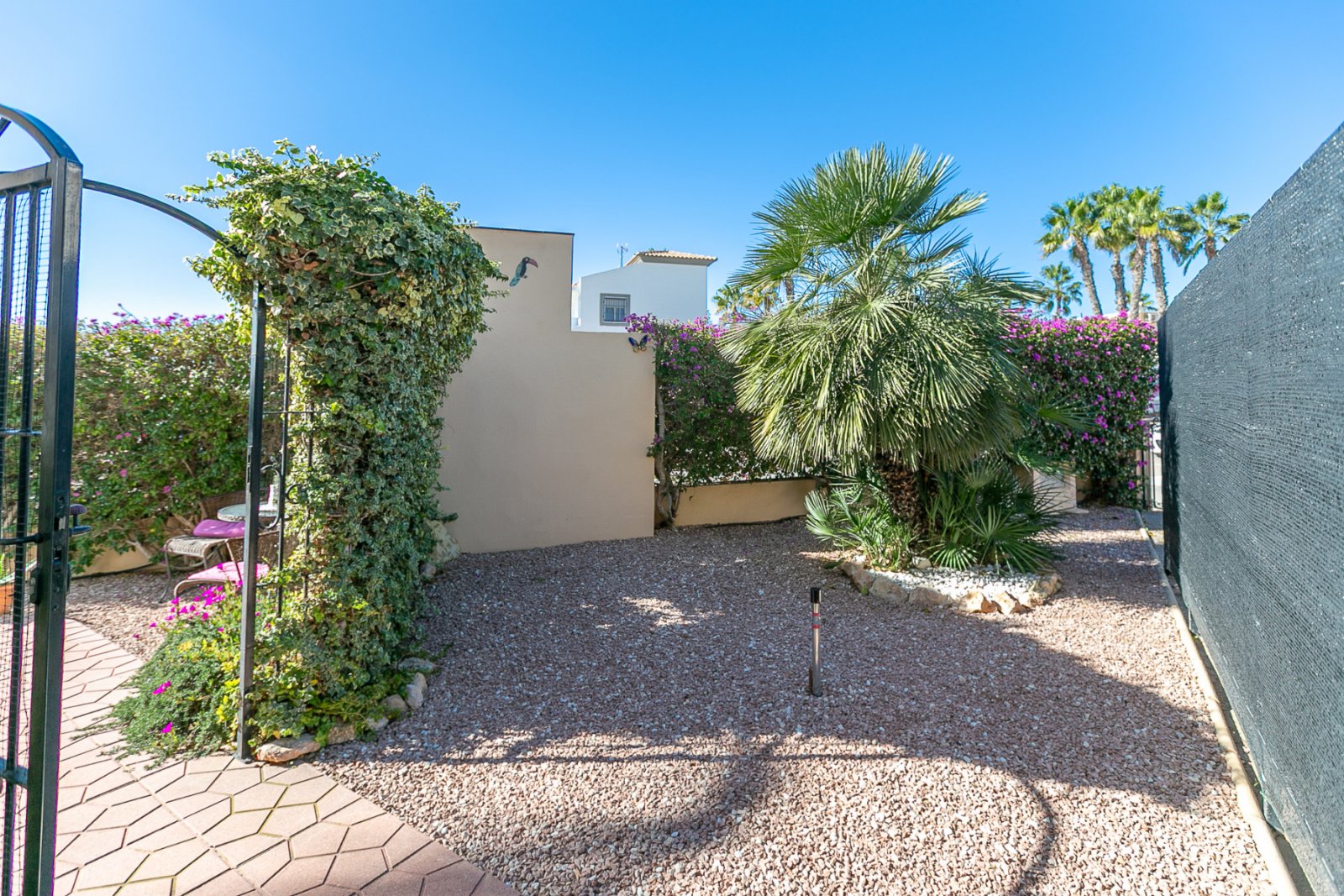 Entdecken Sie diesen charmanten Bungalow im Erdgeschoss, gelegen in einer der schönsten und charaktervollsten Wohnanlagen in Playa Flamenca. Eine typ
