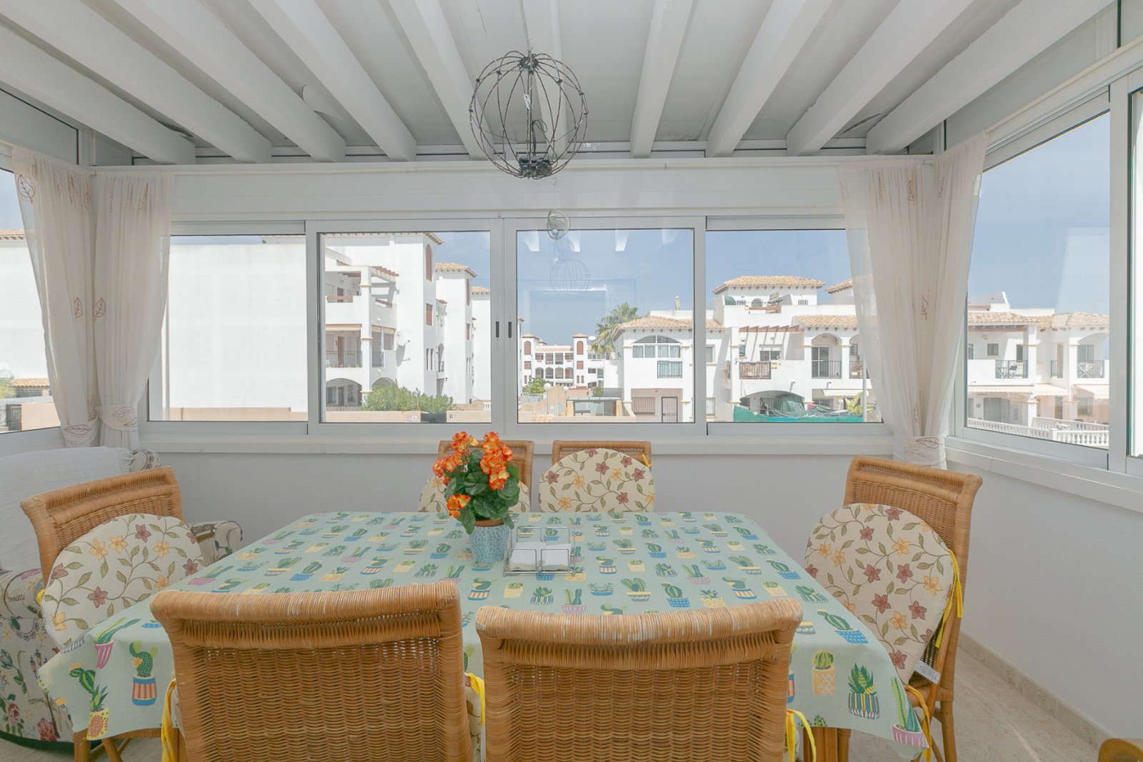 Wir präsentieren Ihnen dieses fantastische Bungalow in der obersten Etage im exklusiven, geschlossenen Wohnkomplex Zeniamar III, einer der gefragtest