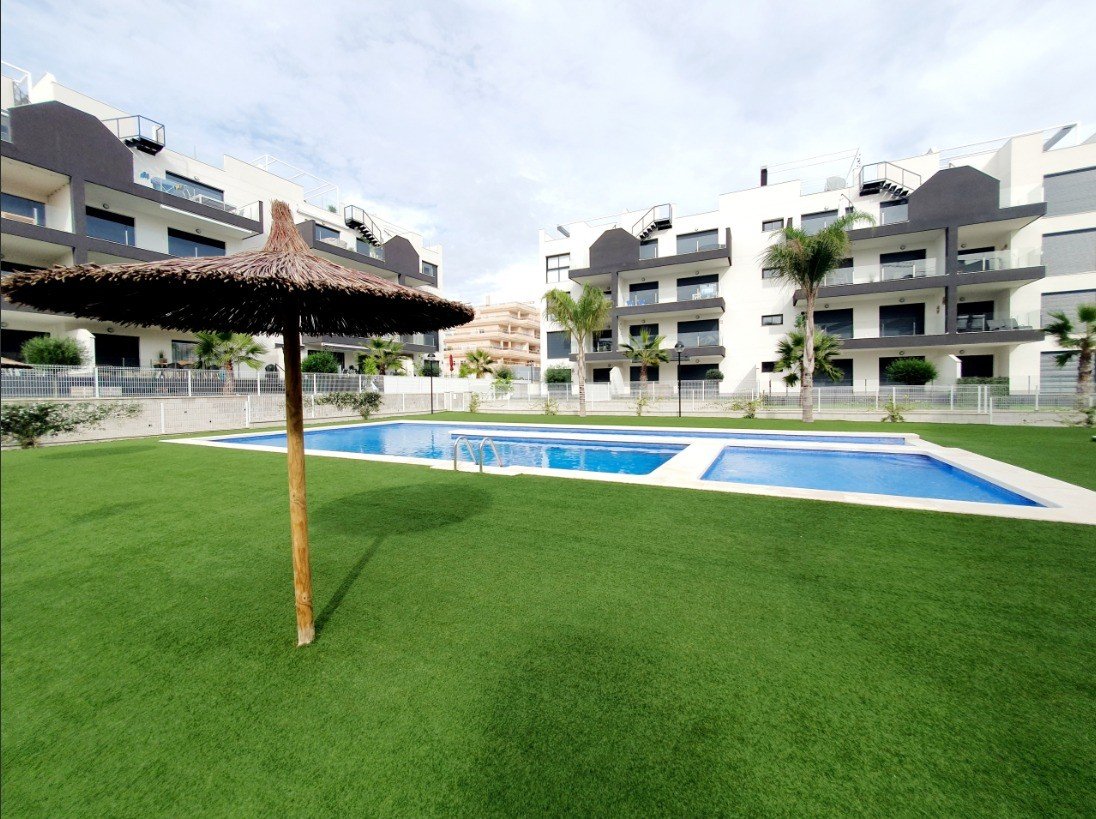 Discover this superb modern flat situated on the 2nd floor (with lift access) within the prestigious, secure Valentino Golf residence. Ideally facin