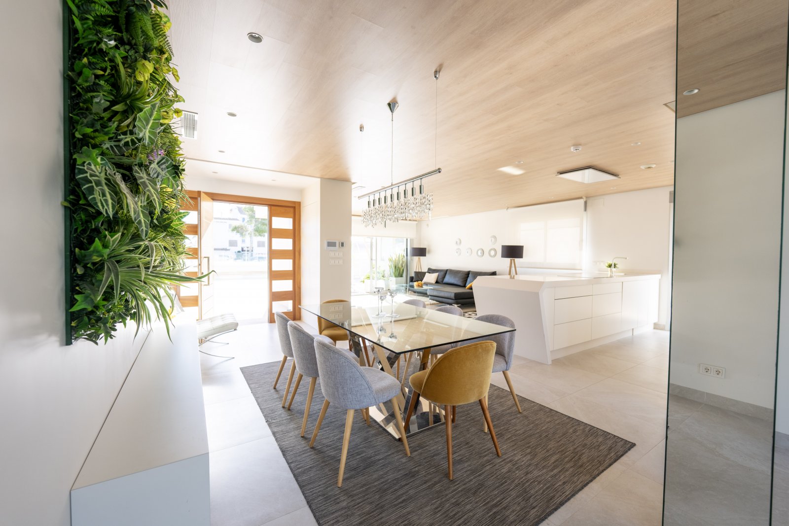 Discover this sumptuous contemporary villa, built in 2019, ideally located less than 200 meters from the sea in one of the most sought-after areas o