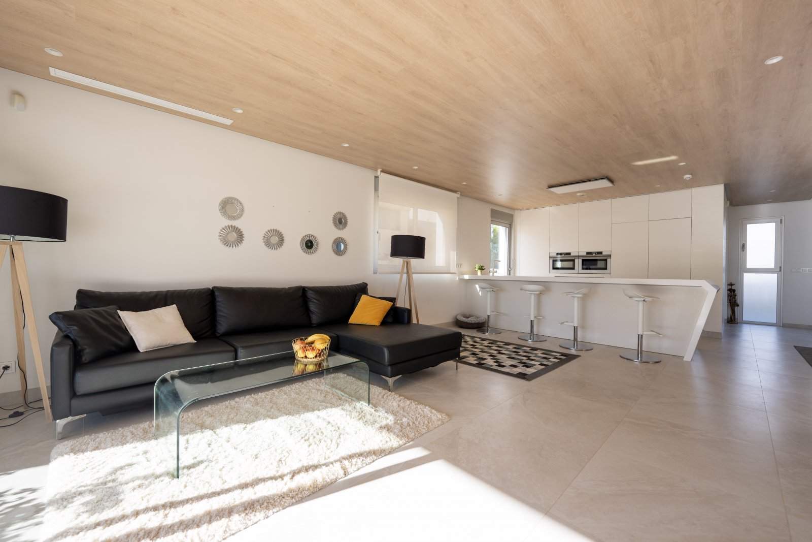 Discover this sumptuous contemporary villa, built in 2019, ideally located less than 200 meters from the sea in one of the most sought-after areas o