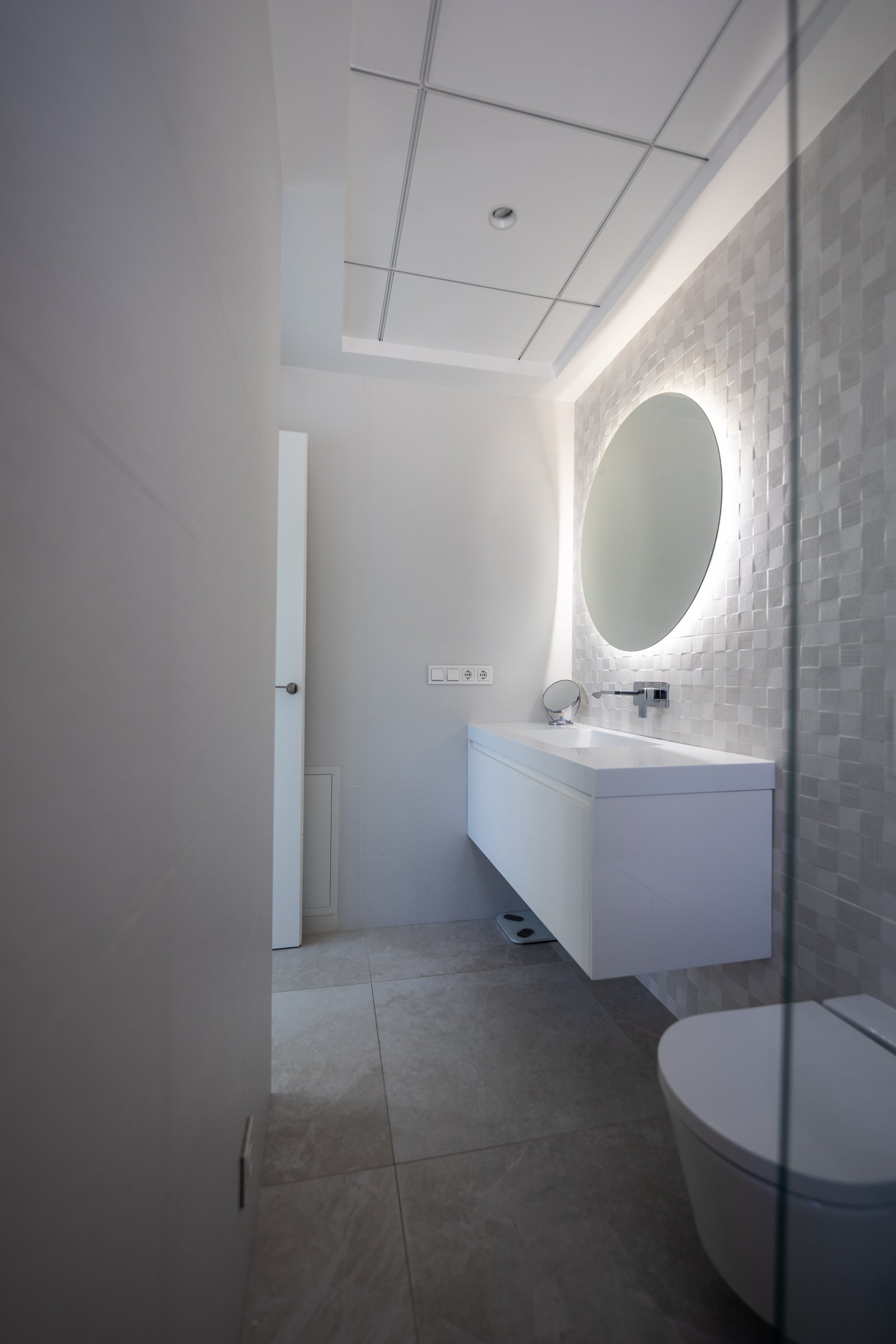 Discover this sumptuous contemporary villa, built in 2019, ideally located less than 200 meters from the sea in one of the most sought-after areas o