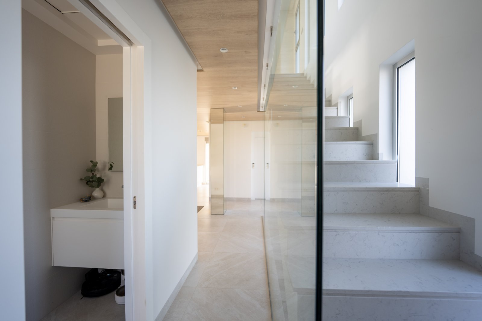 Discover this sumptuous contemporary villa, built in 2019, ideally located less than 200 meters from the sea in one of the most sought-after areas o