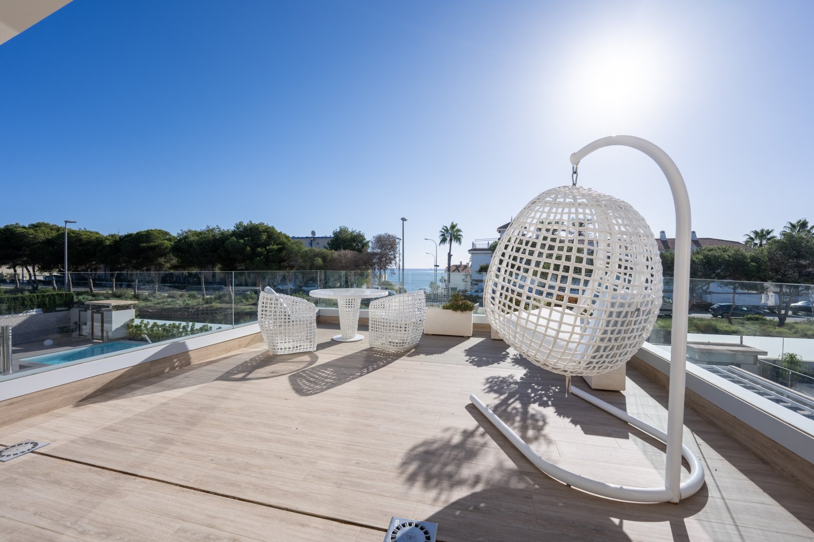 Discover this sumptuous contemporary villa, built in 2019, ideally located less than 200 meters from the sea in one of the most sought-after areas o