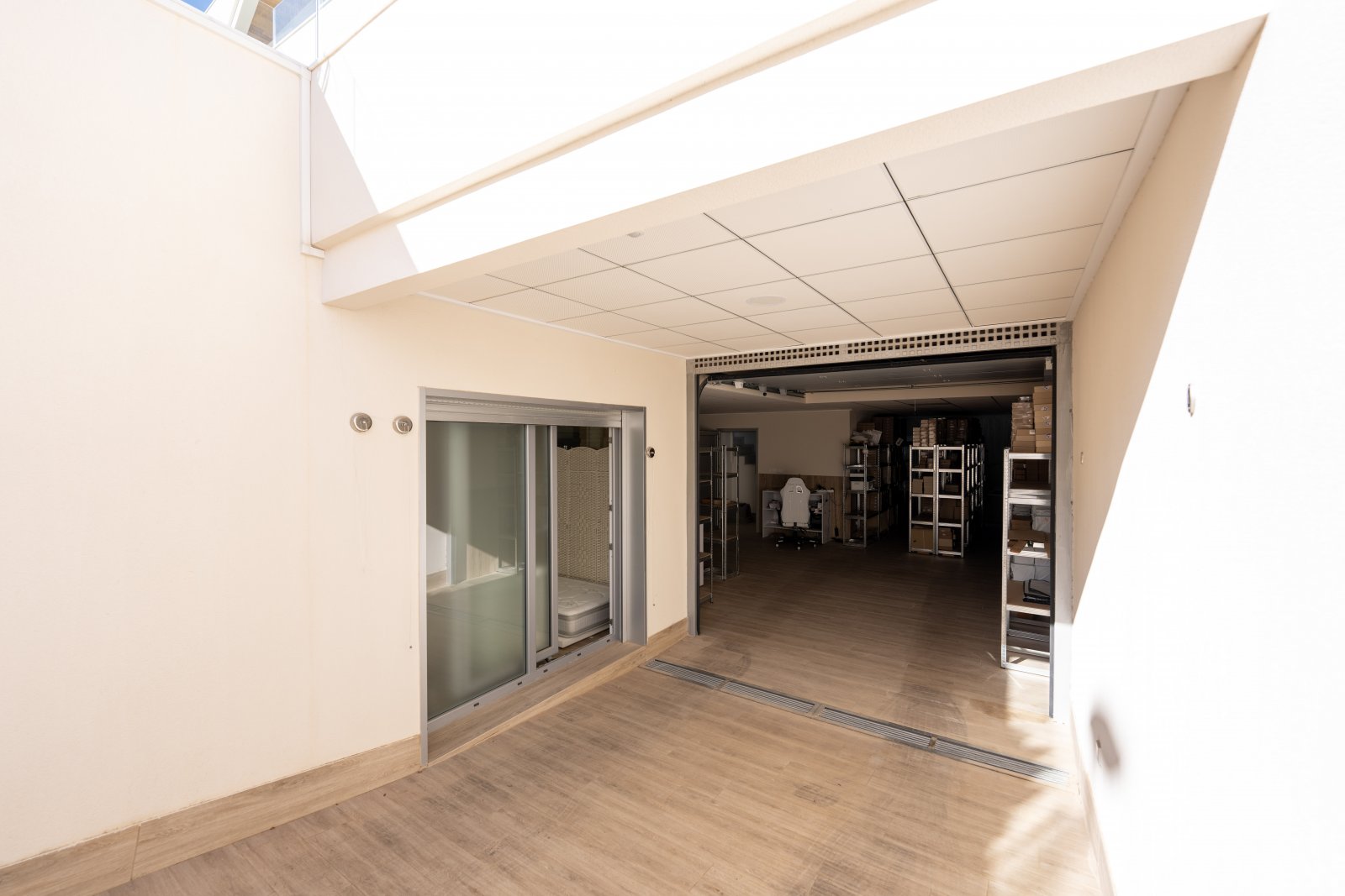 Discover this sumptuous contemporary villa, built in 2019, ideally located less than 200 meters from the sea in one of the most sought-after areas o