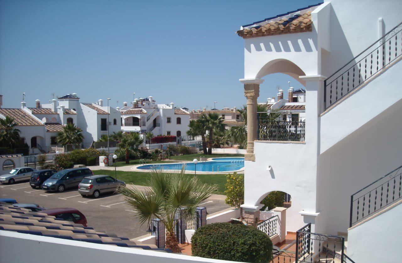 Discover this charming 2-bedroom duplex located in a private residential community, ideal as a permanent home, holiday property, or excellent invest