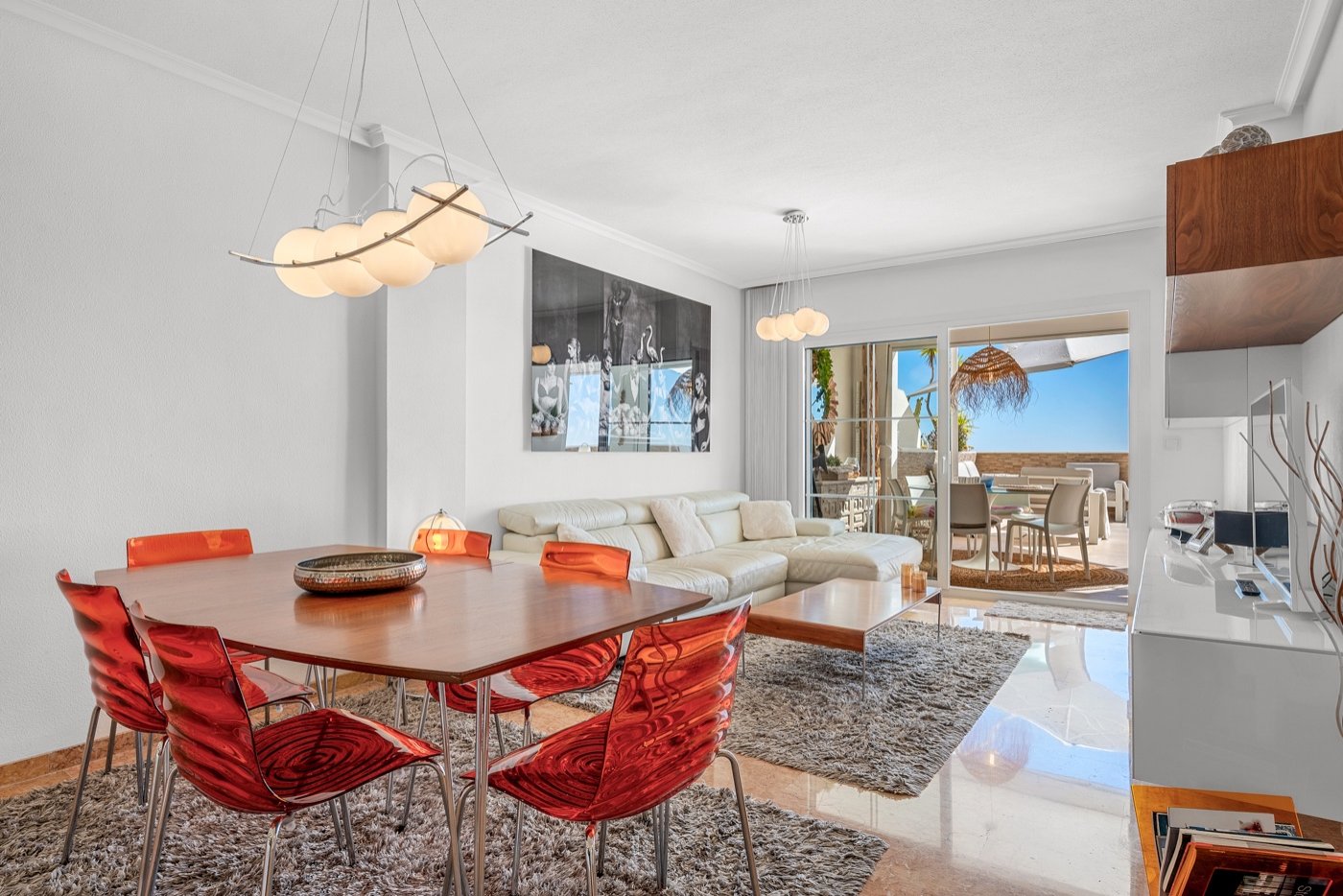 This beautifully renovated apartment is located in an excellently maintained resort with beautifully landscaped gardens and a communal swimming pool