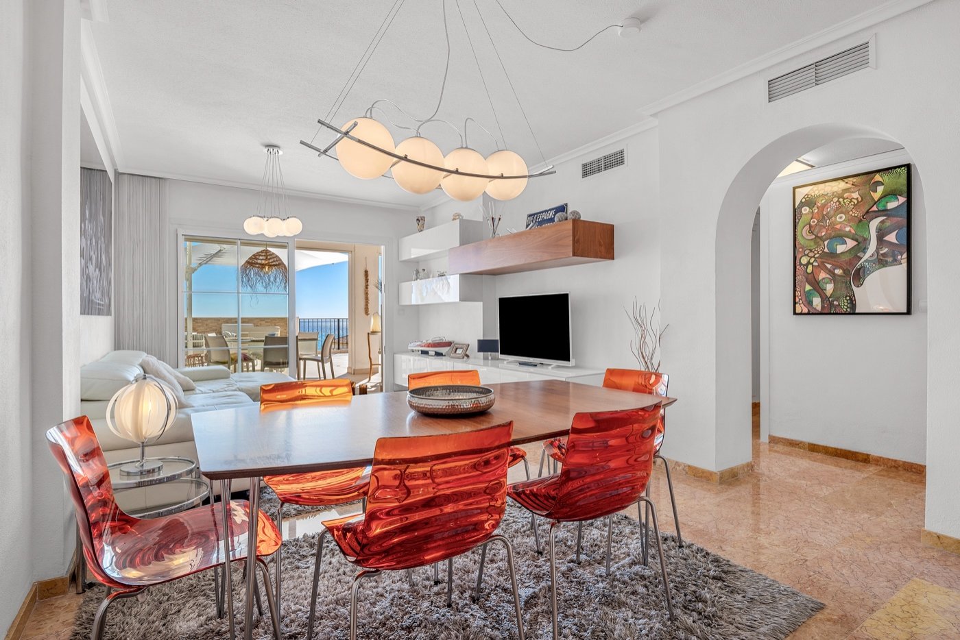 This beautifully renovated apartment is located in an excellently maintained resort with beautifully landscaped gardens and a communal swimming pool
